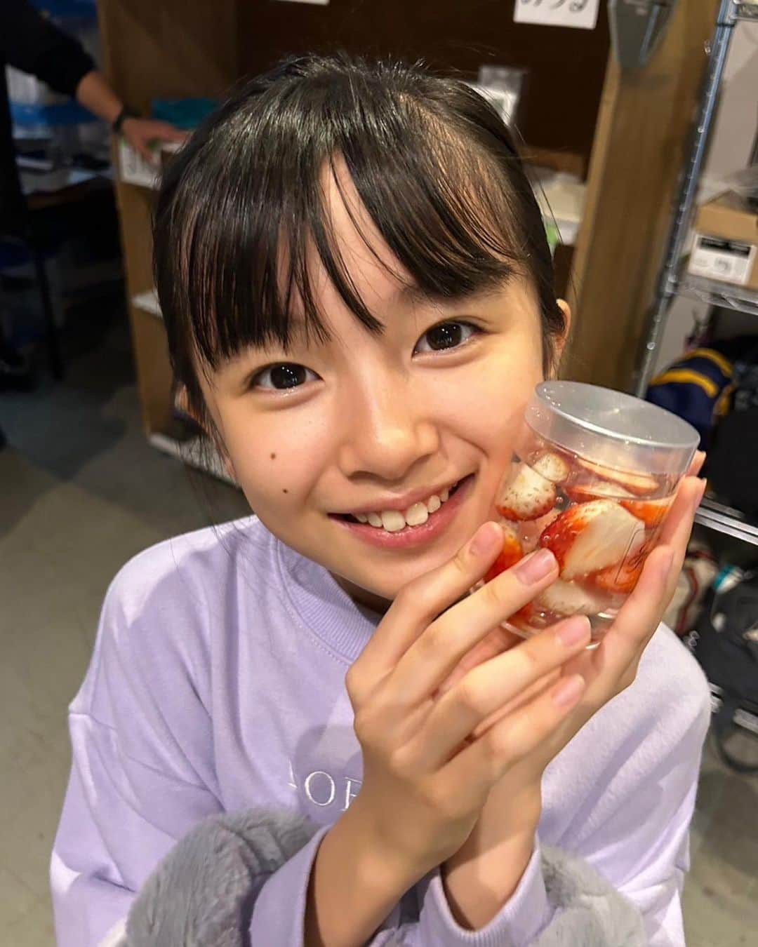 白山乃愛のインスタグラム：「.  撮影現場で差し入れを頂きました🍓 いつも美味しい差し入れをいただいて、現場に行くのが楽しみでした😚  🧵ゆりあ先生の赤い糸🧵 最終話放送まであと3日。  乃愛」