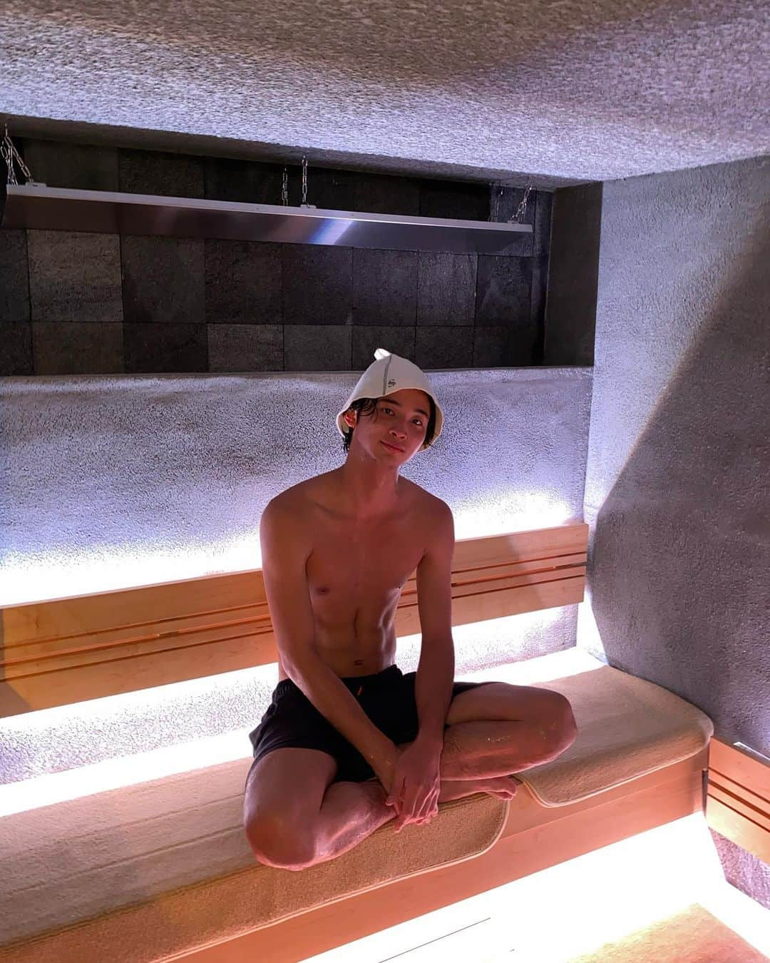 高崎凌さんのインスタグラム写真 - (高崎凌Instagram)「サウナday🧖  最近サウナ後に使い始めたスキンケア @monom_jp  アスタリフト メン モノム モイスチャライザー  繰り返す乾燥悩みに対応した、シンプルうるおいケアだからサウナ後に良い！  肌のつっぱりも感じにくいかも✌︎  #PR#MONOM #アスタリフトメンモノム #メンズスキンケア」12月11日 20時24分 - ryo__takasaki