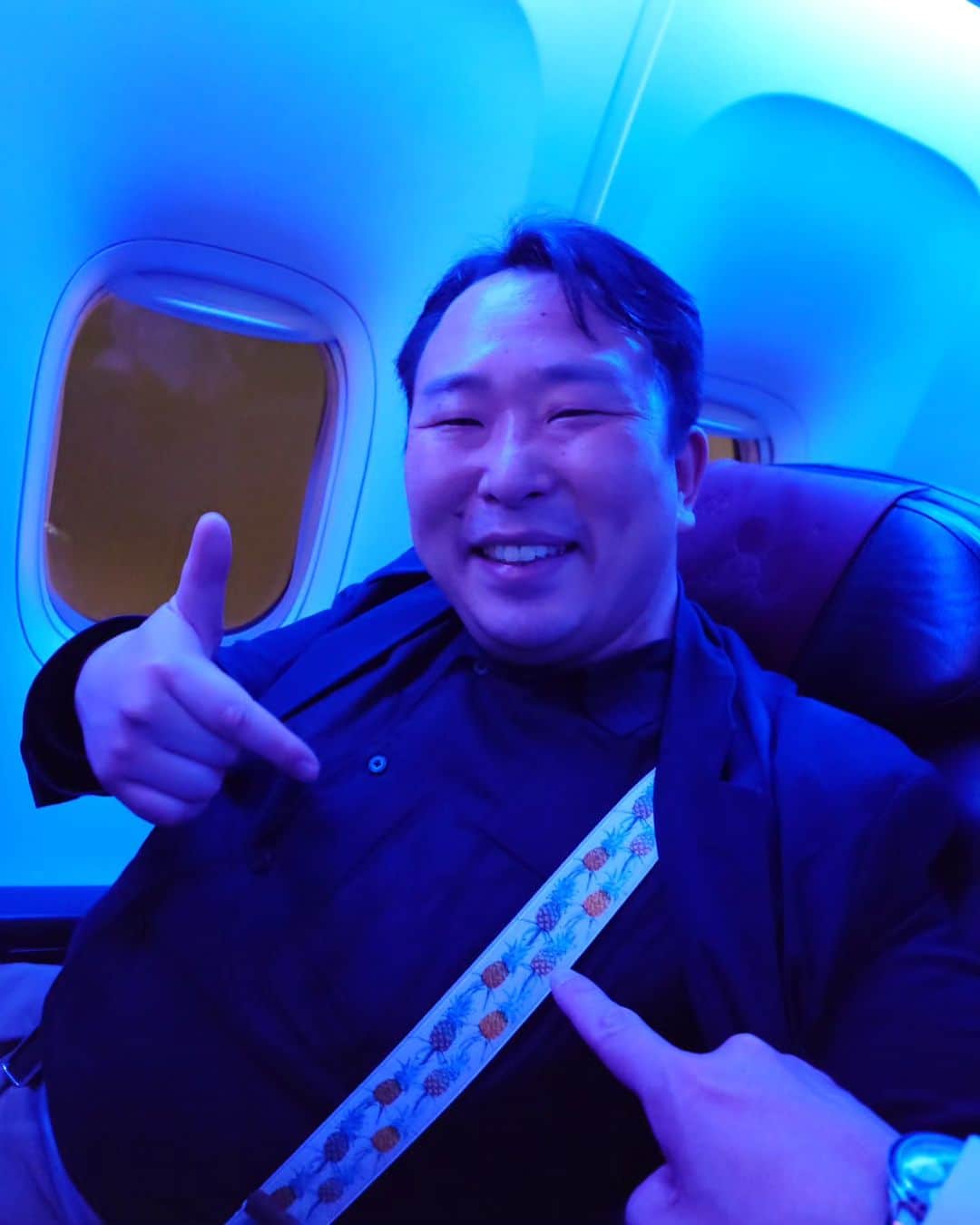 桂宮治のインスタグラム：「間もなく羽田空港着陸!! 『シートベルトを今いちどご確認下さい』のアナウンスにサスペンダーの締め具合を今いちど確認する古今亭今いちさん♪」
