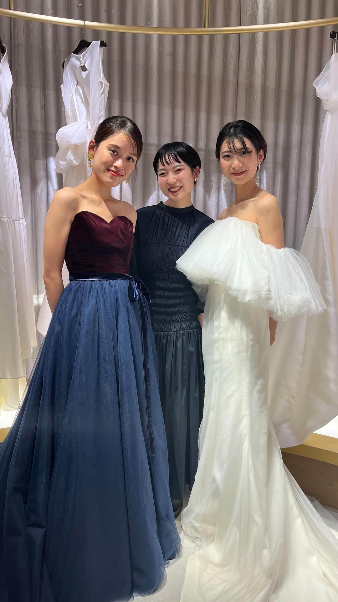 MIRRORのインスタグラム：「***  インスタライブを行いました！！  環境に配慮したサステナブルな取り込みが 日常に馴染みつつある昨今  @mirrormirror_jp では「UPCYCLE DRESS」という取り組みをスタートし、 ちょうど1年が経とうとしています  第1弾と同様に素材となるのは 花嫁さまに愛され、結婚式を素敵に彩り 役目を終えたドレスたち  @tsukushi.mirrormirror を筆頭に 廃棄される予定だった1着と真剣に向き合い まだまだ輝けるインポートならではの素晴らしい生地や 印象的なパーツを集め 新たな命を吹き込みました  袖を通した数だけ幸せをどんどん積み重ねながら 生まれ変わっていく「UPCYCLE DRESS」は 魅力的なストーリーがたっぷりと詰まっています」
