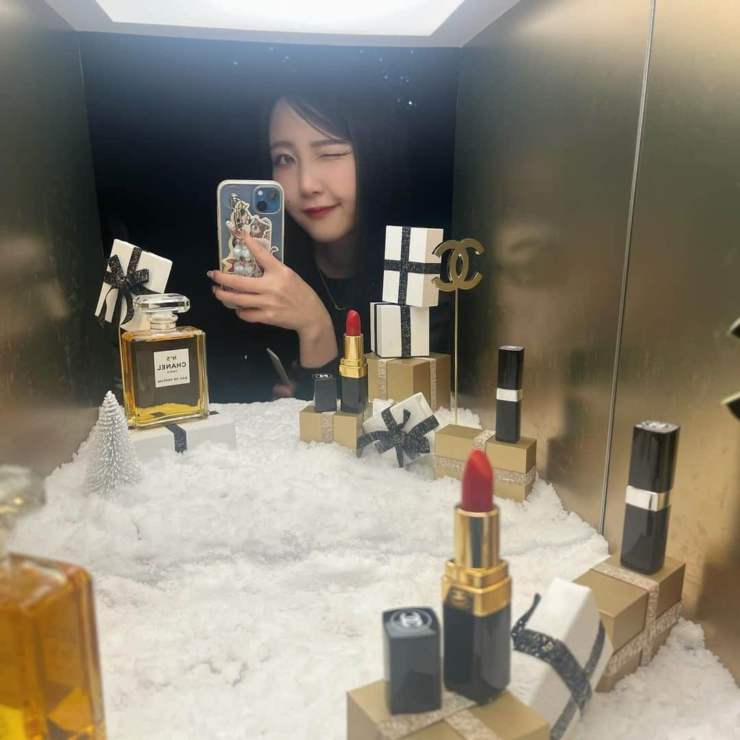 山邊未夢さんのインスタグラム写真 - (山邊未夢Instagram)「.  CHANELのホリデーイベント #chanelwonderland へ🕯️  異世界に行ったような感覚で まるで夢の中にいるような素敵な時間でした 冬って最高だな〜って思うコスメたちばかりにときめいて 冬メイクを今年はいっぱいしたいな〜って思ったよ🌨️  @chanelofficial @chanel.beauty  #chanelholiday #CHANEL #chanelmakeup #chanelbeauty  #シャネル #シャネルコスメ #シャネルホリデー #メイク #make #コスメ #ホリデー #ホリデーコレクション #chanellover」12月11日 20時35分 - miyu_tokyogirlsstyle