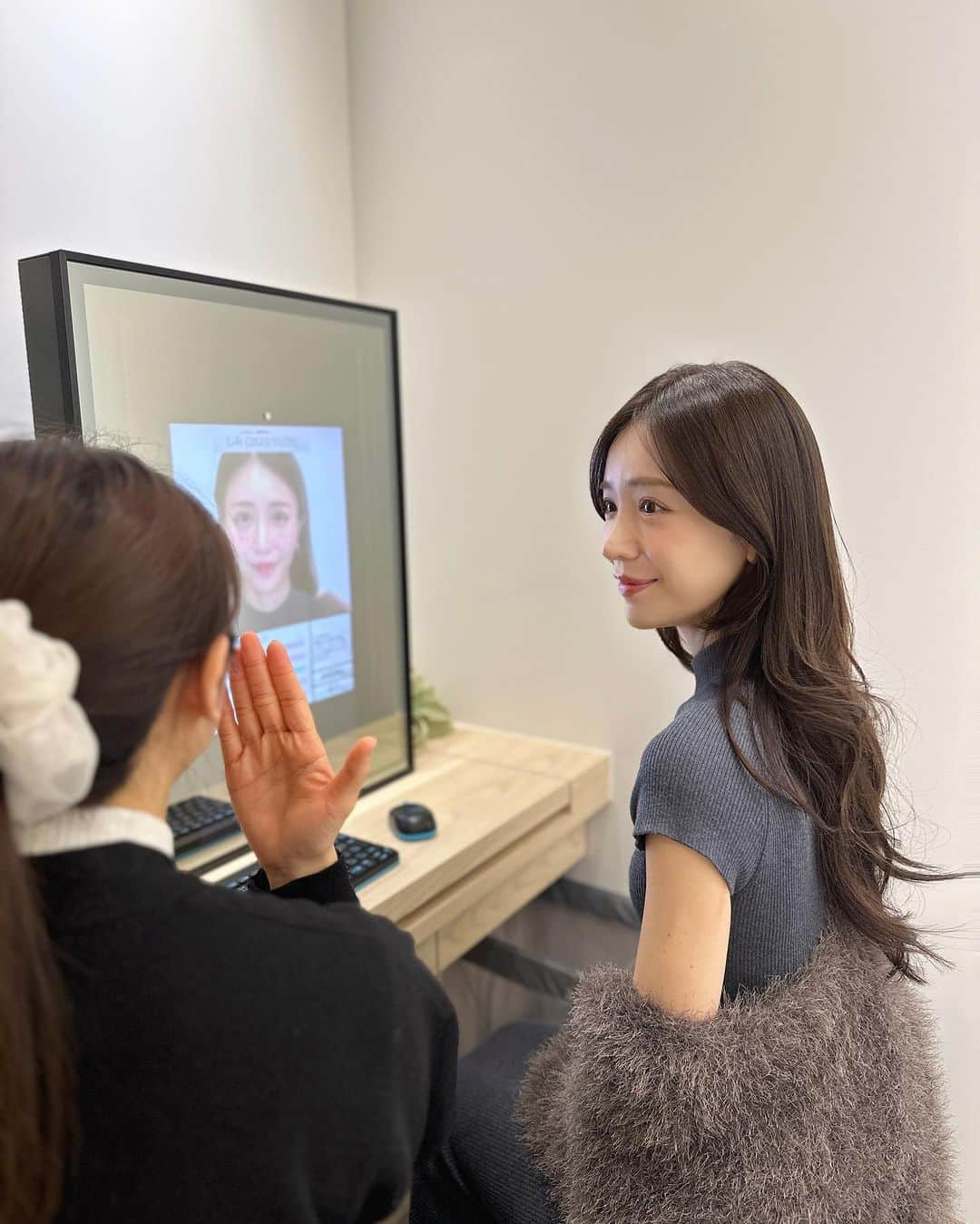 丸山悠美さんのインスタグラム写真 - (丸山悠美Instagram)「「パナソニックビューティ表参道」って知ってる？ @panasonic_beautyの 最新の美容家電を気軽に試せる入場無料の新施設！  ズラ〜ッと並んだ ドライヤー・ヘアーアイロン・美顔器・シェーバー... （皆さん、気になってるものはある？） 全てお試しできちゃう！ まさに、美のテーマパーク✨ 美容好きにはたまらない空間です🤤  購入前に試してみたい！ せっかく買うなら自分に合うものを知りたい！ 大切な人へのギフト選びのお悩み そんな時に是非行ってみて欲しい✨ 個人的には美容家電はクリスマスギフトに最高だと思う！ ずっと綺麗でいてねって 言われながら渡されたいですよね（笑  この間行った時に、 コンシェルジュの方に肌診断と 一対一カウンセリングをしていただきました🕊  私は「イオンブースト マルチ EX」を おすすめしていただいて、使用してみました♡ おうちケアでも使っているんだけど このイオンブースト マルチ EXは 美容成分を角層までぎゅっと浸透させてくれるから 凄く贅沢なケアができてる☺️  丁度ホリデーシーズン限定の 体験イベント中でしたよ🎄 店内に続く真紅の絨毯が素敵...🌹  そしてなんと 体験後のスキンケアやメイクアップには 2023年下半期 VoCEベスコスが勢揃い...！ 豪華すぎますよPanasonicさん😭💓  肌＆ヘア分析は楽しいから デートやお友達同士でも盛り上がりますよ〜☺️  #PR #パナソニックビューティ表参道 #パナソニックビューティでアップデート #イオンブーストマルチEX #パナソニックビューティ社外美容部 #Specialコース #パナソニックビューティ #テクノロジーで確かな効果を」12月11日 20時36分 - maruyumi