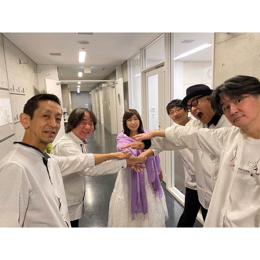 岡村孝子のインスタグラム：「こんばんは😄  9日(土)はクリスマスピクニック2023ツアー初日・東京公演でしたー🎄✨  とてもあたたかいみなさんの笑顔に包まれながら、 楽しくて幸せな時間を過ごしました。  みなさんありがとうございました💕  次は名古屋でお会いしましょう😊  day 1595」