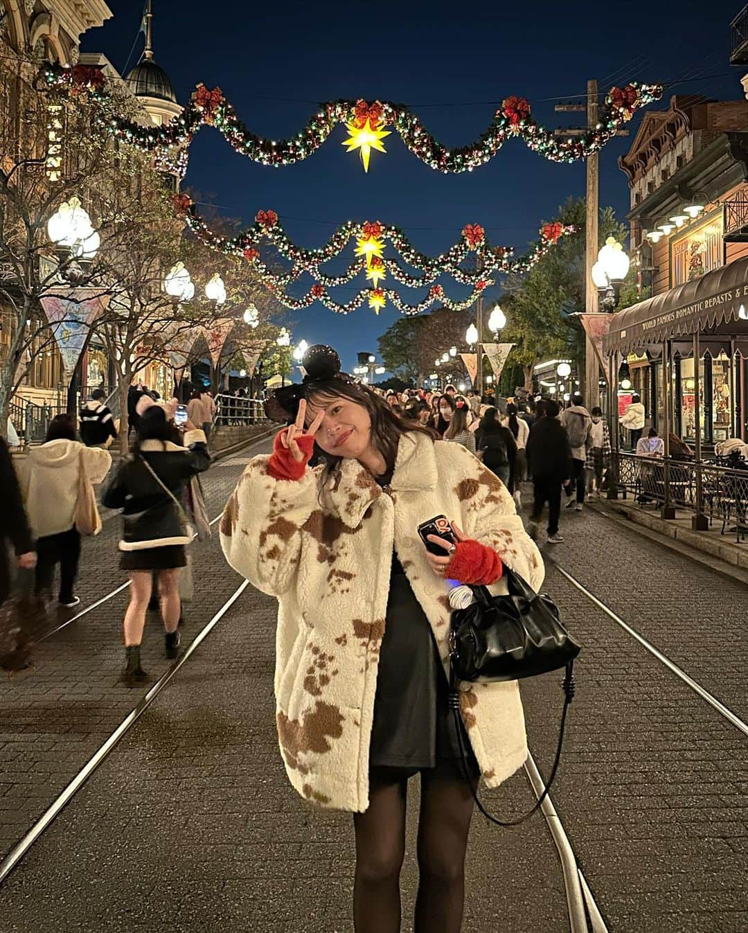 katomari. カトマリのインスタグラム：「昨日のディズニー振り返り🎄 @__hoppii @m_y_b_59 と♡  買ったばかりのCOWコート🐄着たくて、 張り切って着て行ったけど、 12月とは思えない暖かさで 昼間は少し汗ばむくらいだった😂 けど、夜は快適温度でした🫶🏻 快晴すぎて景色もずっと綺麗だった〜〜  中は薄手のラメのトップスに、 一応の極暖ヒートテック。笑  激混みでアトラクションも タワテラくらいしか乗れなかったけど、 初めてのメンバーだったので 待ち時間も退屈しなかった☺️🫶🏻 むしろ笑いすぎてお腹痛かった😂 ほんとハッピーな人たちだ〜〜 いつも笑いをありがとう🫶🏻  #Kastane #Kastane_outer #冬コーデ #ディズニーコーデ  #アウターコーデ #ボアジャケット  #ボアコート #クリスマスディズニー #高身長コーデ #骨格ナチュラル  #カスタネ #ディズニーシー」