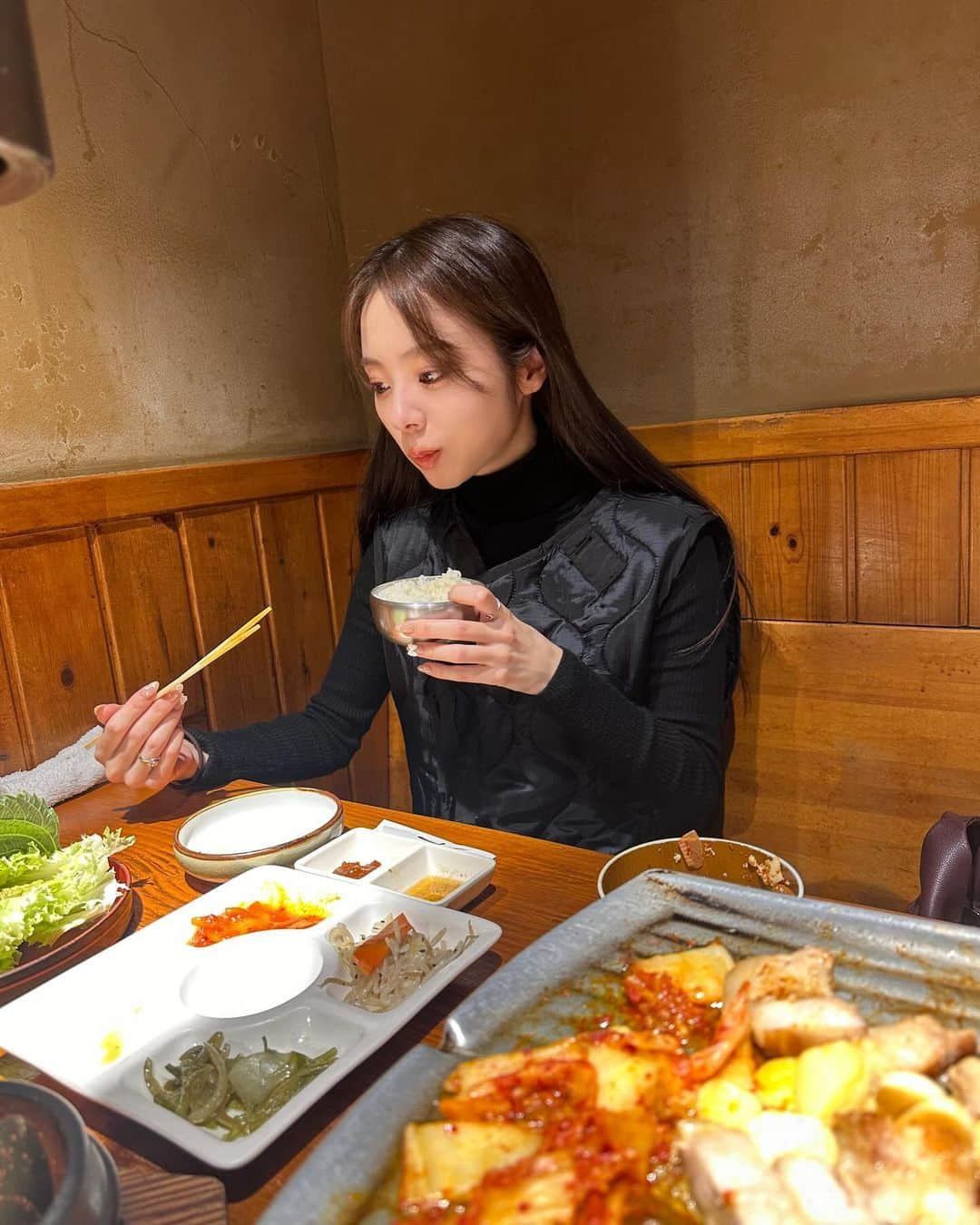 川村真洋さんのインスタグラム写真 - (川村真洋Instagram)「🐖🐖ご飯中。　  #サムギョプサル」12月11日 20時44分 - mahiro_kawamura_official