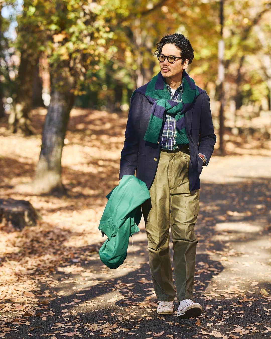 Shuhei Nishiguchiさんのインスタグラム写真 - (Shuhei NishiguchiInstagram)「"One Autumn Story"⬅︎⬅︎⬅︎swipe left @woolrich_japan Authentic Collection   もっと気軽にブレザーを。 テーラードジャケットでもそれぐらい自由度があって良いと思うのです。羽織ったのはマウンテンパーカ付属のダウンキルトライナー。アウターとして十分活躍する優れモノです。  Tap for Brands ・ ITEM Blazer： @woolrich_japan  Shirt： @woolrich_japan  Military Pants： @woolrich_japan  Quilt Liner： @woolrich_japan  Knit： @woolrich_japan  Shoes： @converse  Eyewear： @oliverpeoples   ・ #woolrich #ametra #amekaji #classicmenswear #gentlemen #follow #pr #influence #bestoftheday #vintagewear #spezzatura #outfitmen」12月11日 20時45分 - shuhei_nishiguchi
