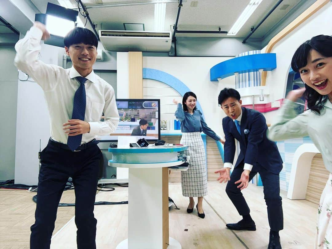 松本亜美さんのインスタグラム写真 - (松本亜美Instagram)「今日も新潟一番をご覧いただきありがとうございました☺️ 3部ニュース終了後のオフショット📸 来週は平地でも雪の予報が出ているということで、テーマは「雪合戦」⛄️ それぞれの思うままに雪を投げています！ 内田さんはごっそり地面から雪を取る派のようです。 斎藤さんは内田さんに狙いを定めたようです！😎 けんけんは笑顔で雪玉を投げていますね。当たったら痛そう。 私は思っていた方向に投げられなかった… といったところでしょうか👀 楽しい撮影会でした♬  今週のうちに早めに雪への備えをしましょうね❄️  #teny #テレビ新潟  #夕方ワイド新潟一番  #スタジオ #ニュース #天気予報  #アナウンサー #キャスター  #放送終了後 #オフショット #セルフィー  #エア #雪合戦 #雪のシーズン  #内田拓志キャスター  #斎藤久美子キャスター  #佐藤剣慎アナウンサー  #松本亜美」12月11日 20時49分 - ami_matsumoto_teny