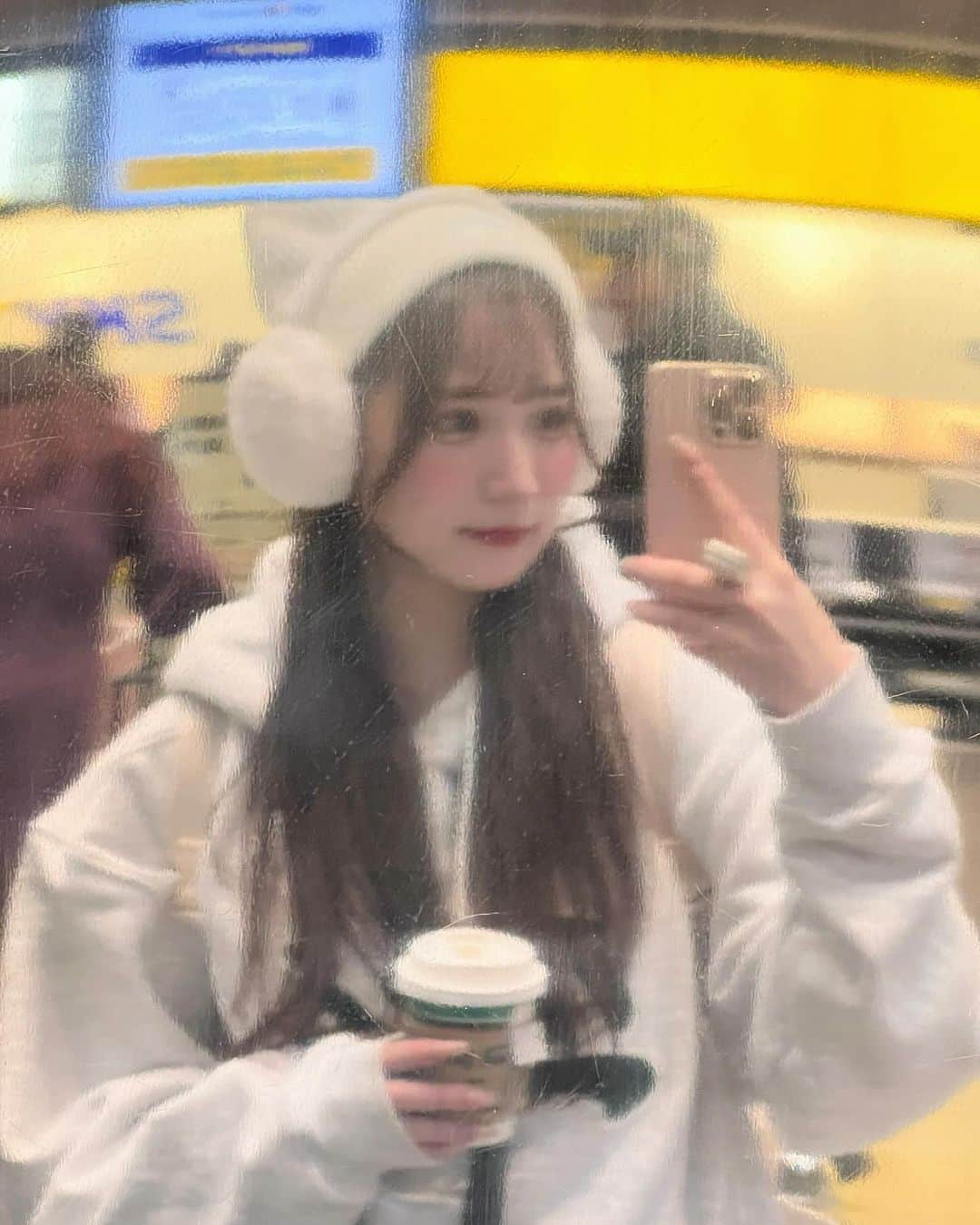 小川奈々子さんのインスタグラム写真 - (小川奈々子Instagram)「⁡ ⁡ 空港で飲むスタバ好きなんだよね〜🥤 ⁡  #fashion  #패션  #데일리#셀카 #팔로우 #오오티디  #셀카 #카페#fyp  #空港ファッション ⁡ #shein購入品」12月11日 20時55分 - __nchisan__