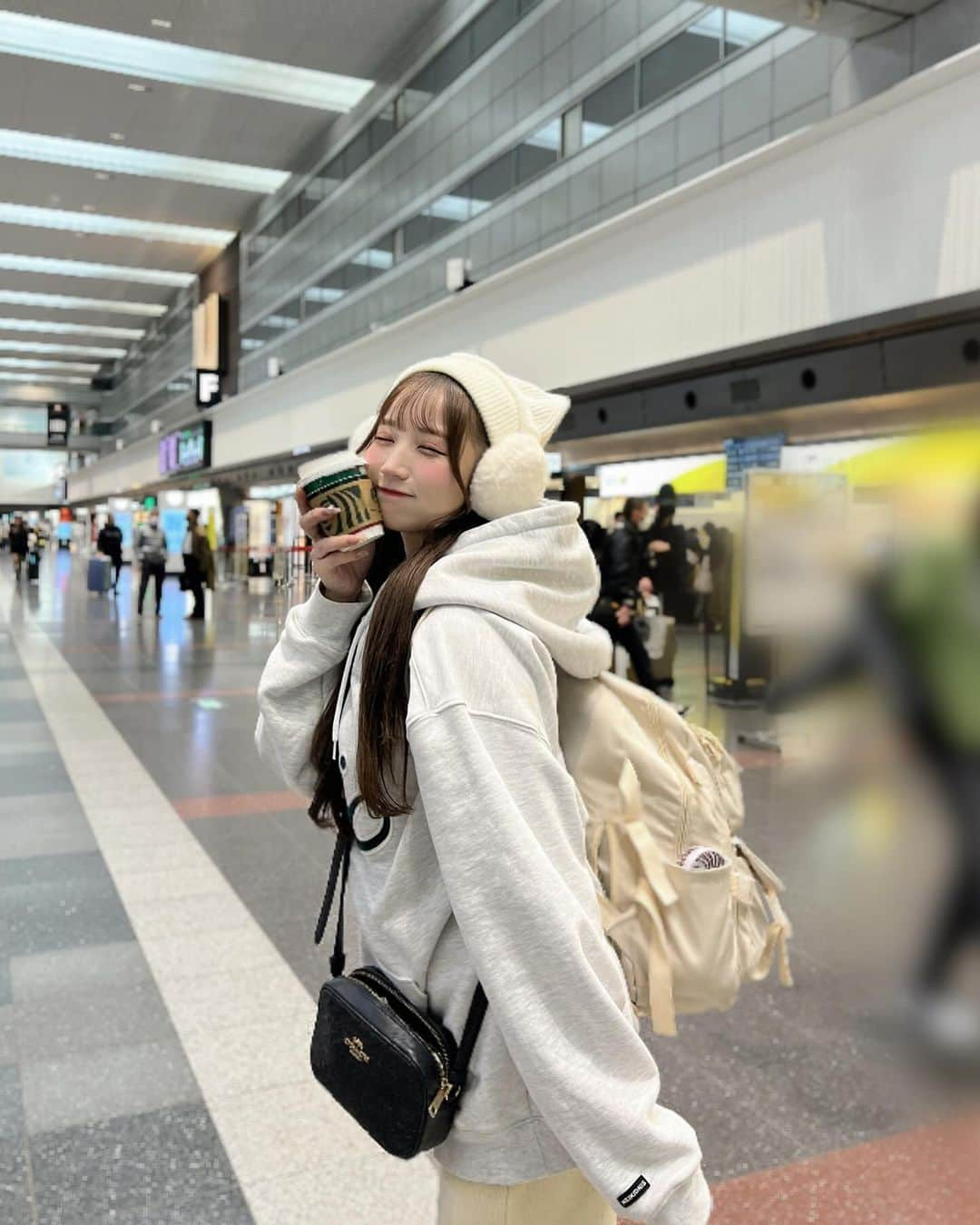 小川奈々子さんのインスタグラム写真 - (小川奈々子Instagram)「⁡ ⁡ 空港で飲むスタバ好きなんだよね〜🥤 ⁡  #fashion  #패션  #데일리#셀카 #팔로우 #오오티디  #셀카 #카페#fyp  #空港ファッション ⁡ #shein購入品」12月11日 20時55分 - __nchisan__