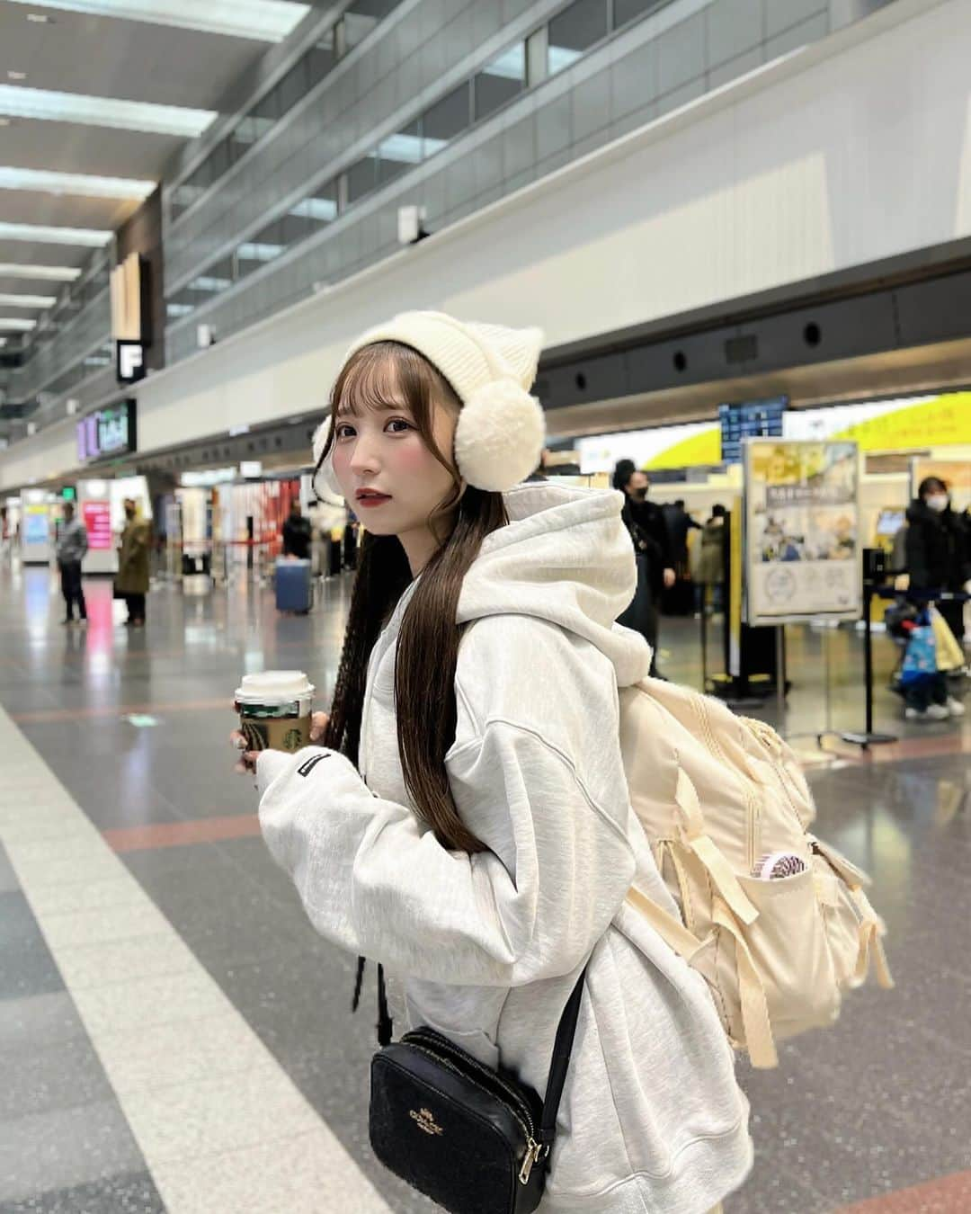 小川奈々子さんのインスタグラム写真 - (小川奈々子Instagram)「⁡ ⁡ 空港で飲むスタバ好きなんだよね〜🥤 ⁡  #fashion  #패션  #데일리#셀카 #팔로우 #오오티디  #셀카 #카페#fyp  #空港ファッション ⁡ #shein購入品」12月11日 20時55分 - __nchisan__