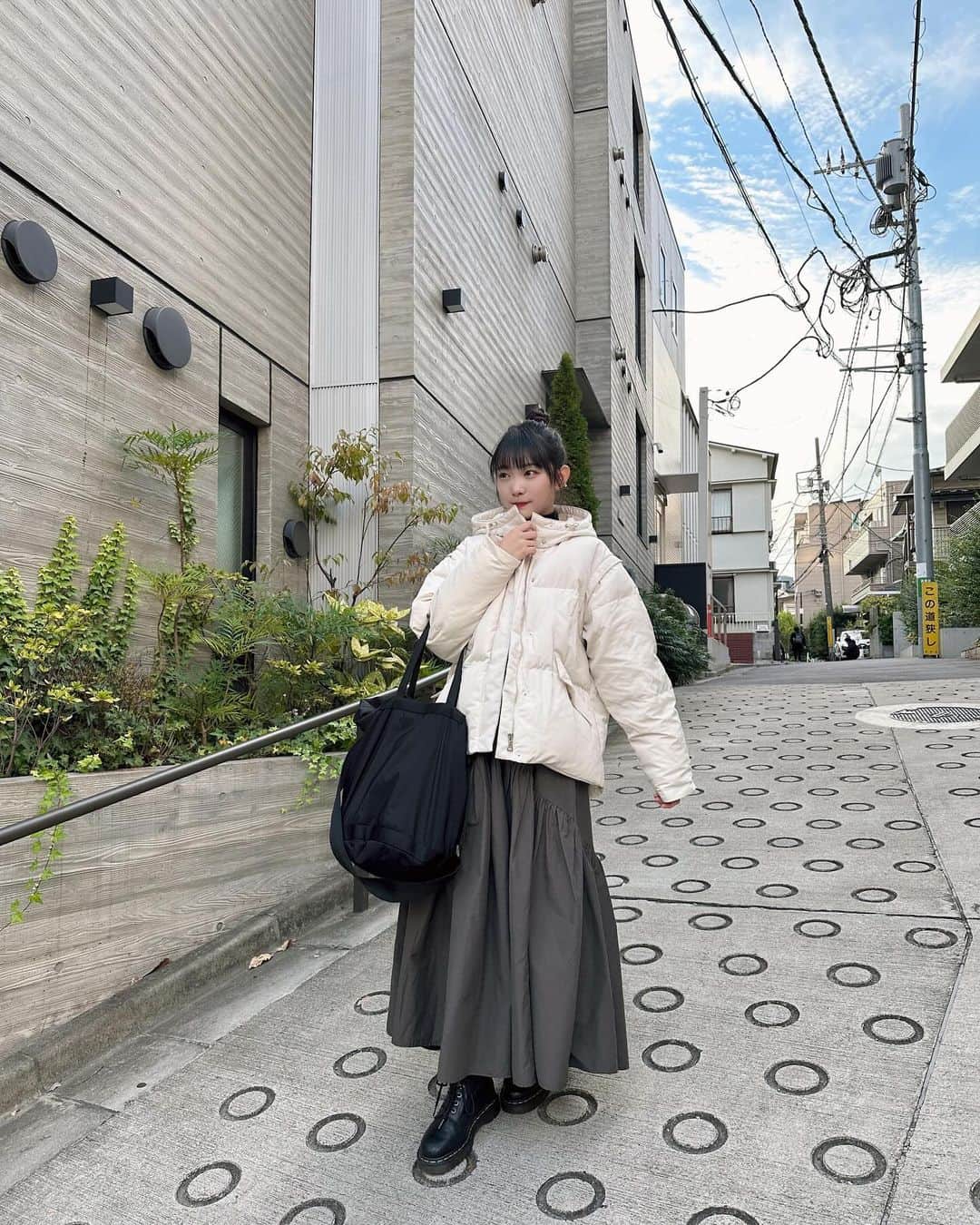 雪見みとのインスタグラム：「#ゆきみとコーデ  だんだんフレームアウトする雪見。 12月も中旬だというのにまだダウンは暑いね⛄️」