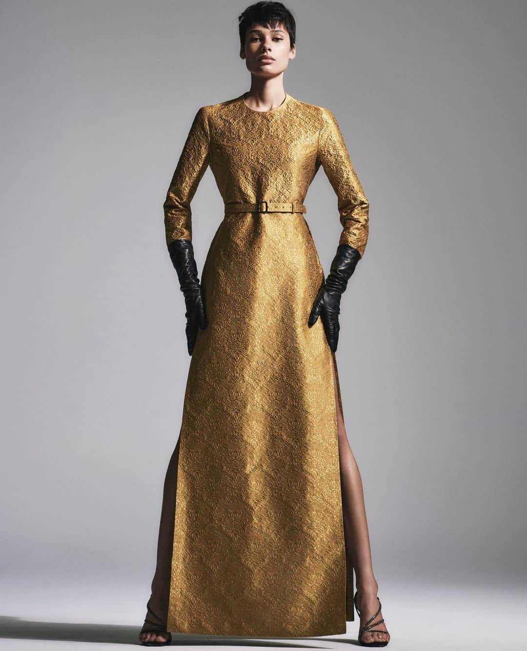 マックスマーラのインスタグラム：「Exquisite eveningwear. Elegant and refined, dazzle this festive season in a gold jacquard gown. Discover the details at the link in bio. #MaxMara」
