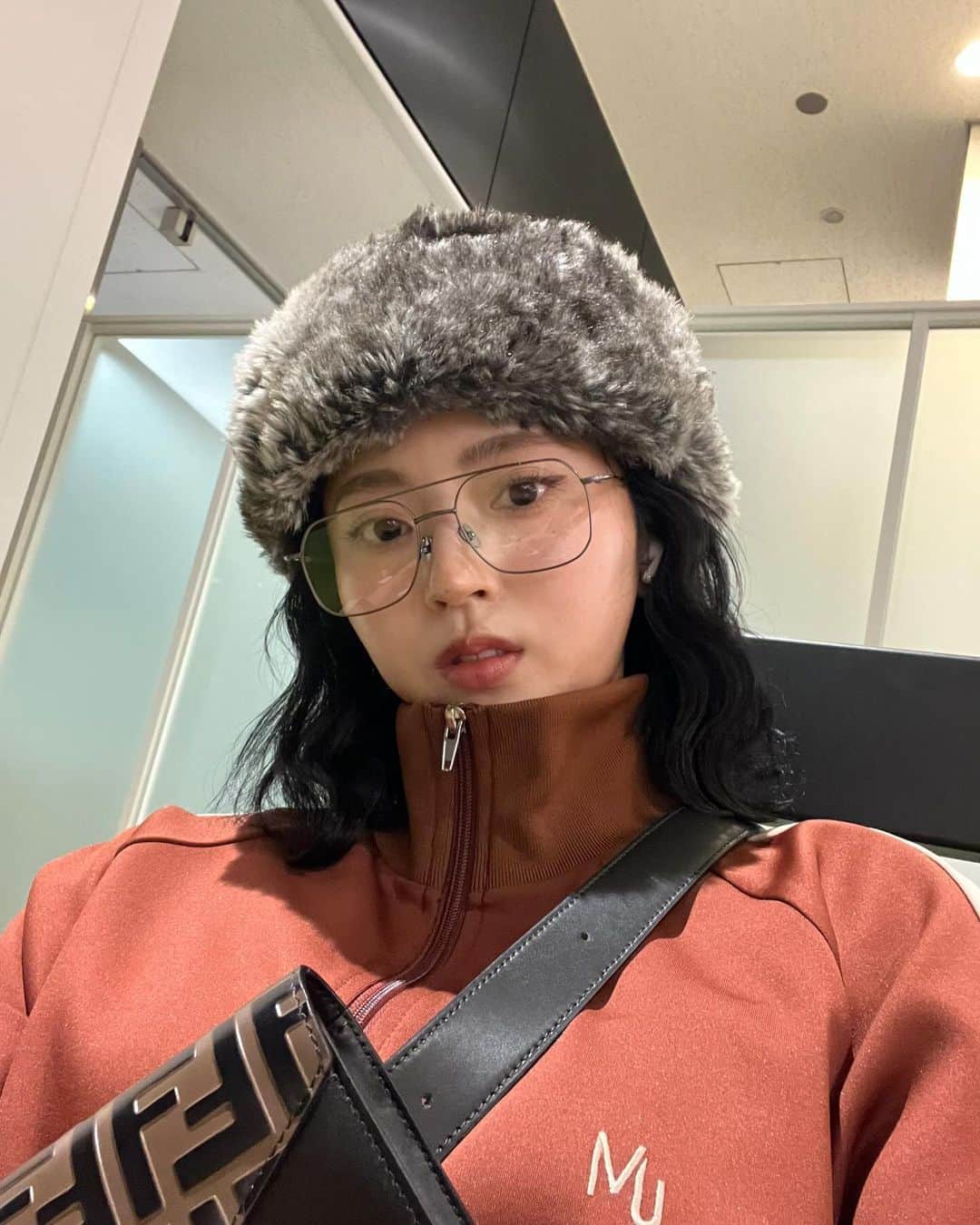鈴本美愉のインスタグラム：「. 🇰🇷🩶 今回の旅のおともは姉👯‍♀️」