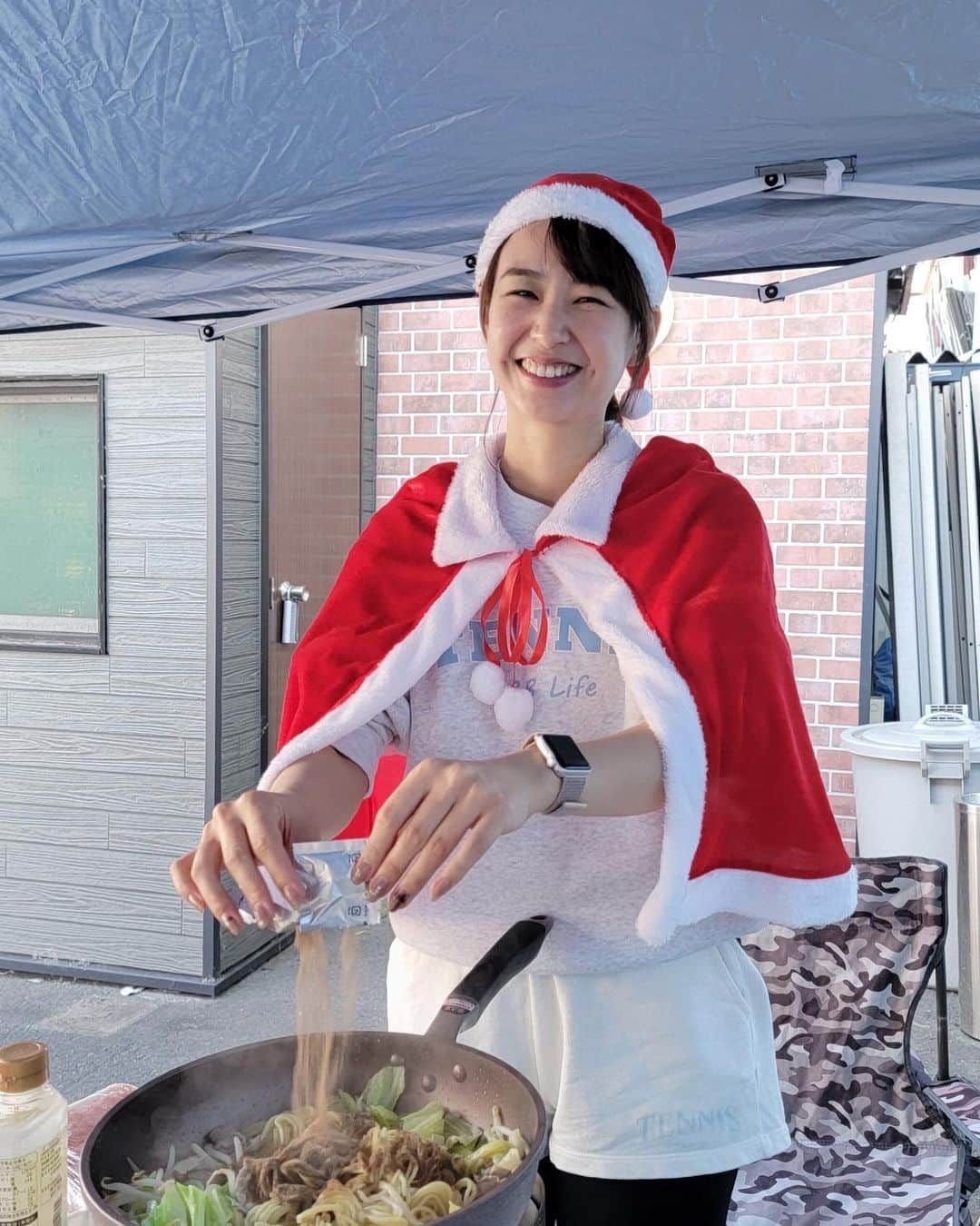 美濃越舞のインスタグラム：「Love&Blissクリスマスイベント🐿️🎄 一足先にサンタになり焼きそばを作りました😂 今年最後のラブリスイベント、大盛り上がりのクリニック＆クリスマスパーティーになりました！ ご参加いただいた皆様、ありがとうございました🥰  #テニス #tennis #テニスウエア #网球 #테니스 #テニス女子 #テニスイベント #テニスコーデ#テニスクリニック #千葉県 #柏 #船橋 #wilson #ウイルソン #ウイルソンテニス #テニスコート」