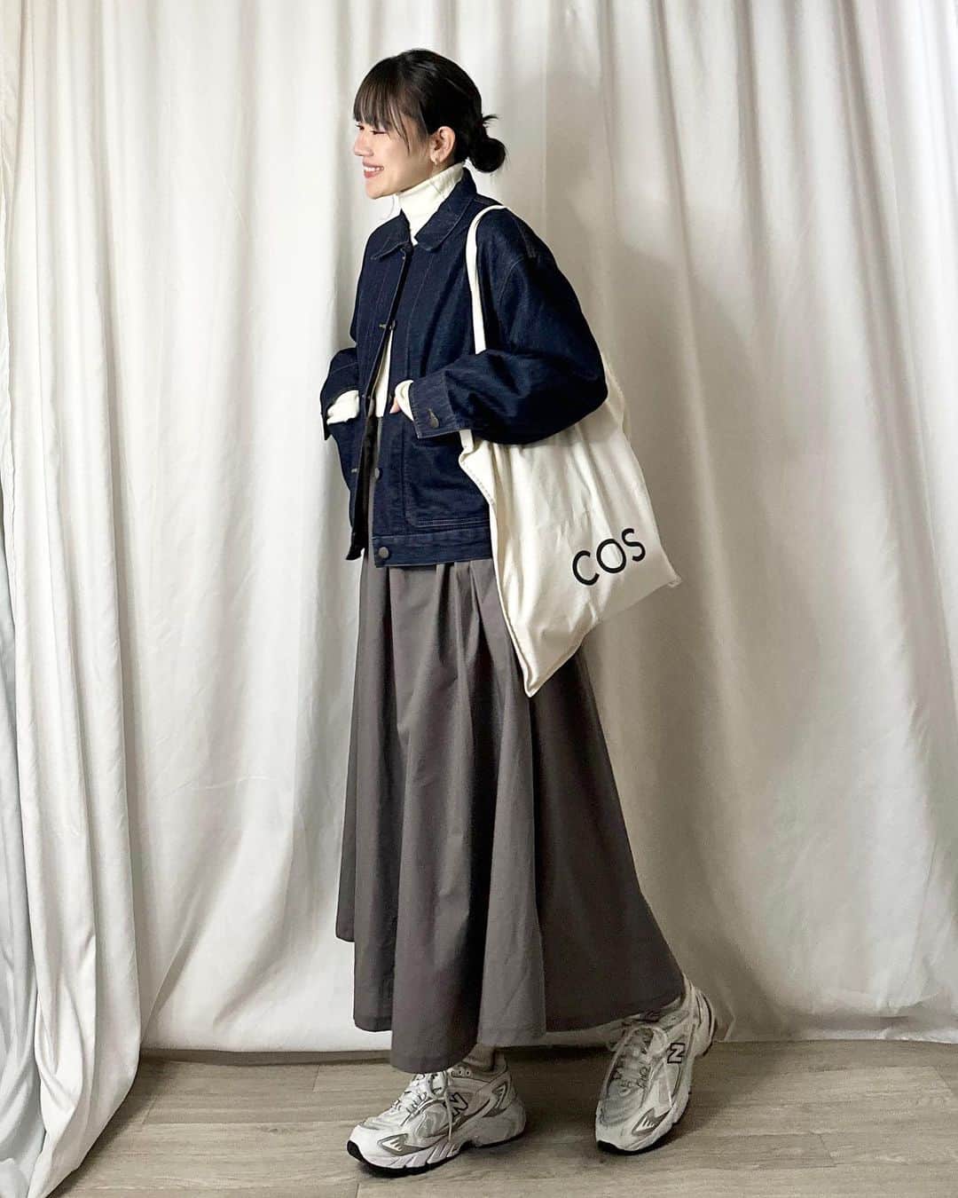 かほこ。さんのインスタグラム写真 - (かほこ。Instagram)「ㅤㅤㅤㅤㅤㅤㅤㅤㅤㅤㅤㅤㅤ ㅤㅤㅤㅤㅤㅤㅤㅤㅤㅤㅤㅤㅤ denim jacket : #uniqlo knit dress : #nissen × me bag : #cos sneakers : #newbalance ㅤㅤㅤㅤㅤㅤㅤㅤㅤㅤㅤㅤㅤ 寝坊した日😴 バッと着るだけでコーデが完成するドッキングワンピに助けられた日🫶🏻❤️‍🔥 ㅤㅤㅤㅤㅤㅤㅤㅤㅤㅤㅤㅤㅤ た〜っぷりフレアで可愛いワンピを、デニムジャケットとトートバッグ、スニーカーでカジュアルに合わせました！ ㅤㅤㅤㅤㅤㅤㅤㅤㅤㅤㅤㅤㅤ 髪の毛も時間なかったのでパパパとおだんごに🍡 ㅤㅤㅤㅤㅤㅤㅤㅤㅤㅤㅤㅤㅤ #kaho_fashion」12月11日 21時14分 - xxokohakxx