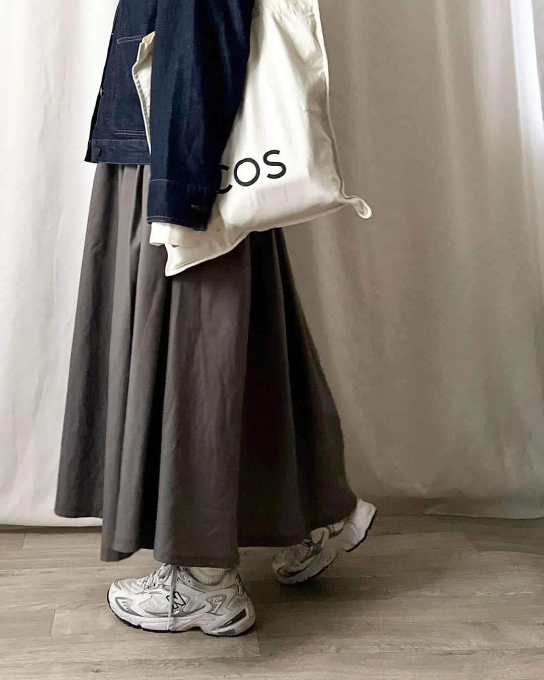 かほこ。さんのインスタグラム写真 - (かほこ。Instagram)「ㅤㅤㅤㅤㅤㅤㅤㅤㅤㅤㅤㅤㅤ ㅤㅤㅤㅤㅤㅤㅤㅤㅤㅤㅤㅤㅤ denim jacket : #uniqlo knit dress : #nissen × me bag : #cos sneakers : #newbalance ㅤㅤㅤㅤㅤㅤㅤㅤㅤㅤㅤㅤㅤ 寝坊した日😴 バッと着るだけでコーデが完成するドッキングワンピに助けられた日🫶🏻❤️‍🔥 ㅤㅤㅤㅤㅤㅤㅤㅤㅤㅤㅤㅤㅤ た〜っぷりフレアで可愛いワンピを、デニムジャケットとトートバッグ、スニーカーでカジュアルに合わせました！ ㅤㅤㅤㅤㅤㅤㅤㅤㅤㅤㅤㅤㅤ 髪の毛も時間なかったのでパパパとおだんごに🍡 ㅤㅤㅤㅤㅤㅤㅤㅤㅤㅤㅤㅤㅤ #kaho_fashion」12月11日 21時14分 - xxokohakxx