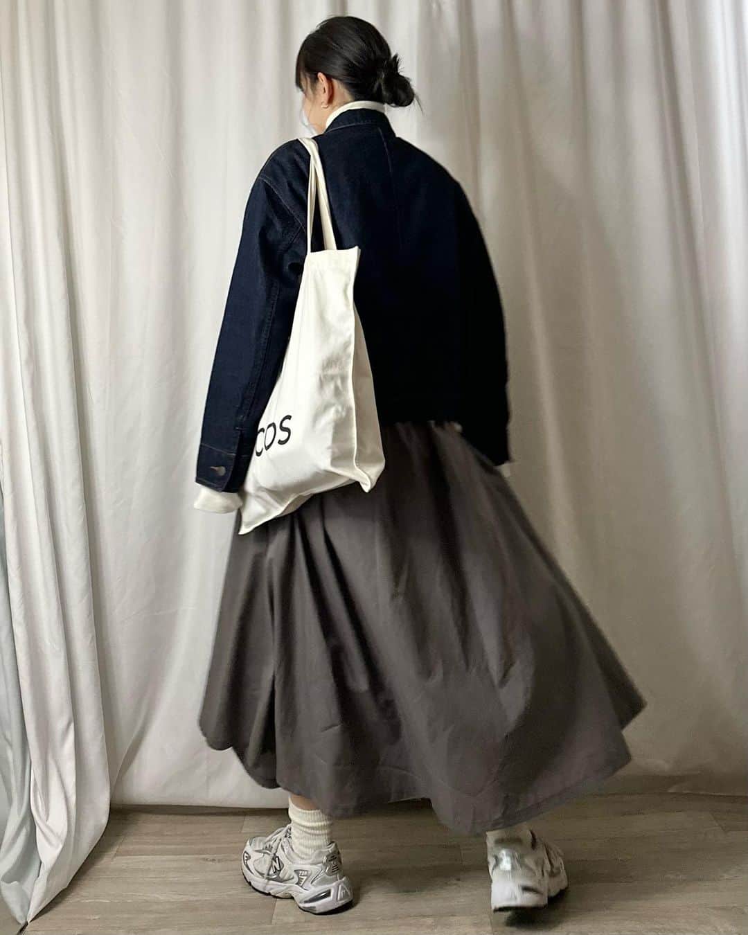 かほこ。さんのインスタグラム写真 - (かほこ。Instagram)「ㅤㅤㅤㅤㅤㅤㅤㅤㅤㅤㅤㅤㅤ ㅤㅤㅤㅤㅤㅤㅤㅤㅤㅤㅤㅤㅤ denim jacket : #uniqlo knit dress : #nissen × me bag : #cos sneakers : #newbalance ㅤㅤㅤㅤㅤㅤㅤㅤㅤㅤㅤㅤㅤ 寝坊した日😴 バッと着るだけでコーデが完成するドッキングワンピに助けられた日🫶🏻❤️‍🔥 ㅤㅤㅤㅤㅤㅤㅤㅤㅤㅤㅤㅤㅤ た〜っぷりフレアで可愛いワンピを、デニムジャケットとトートバッグ、スニーカーでカジュアルに合わせました！ ㅤㅤㅤㅤㅤㅤㅤㅤㅤㅤㅤㅤㅤ 髪の毛も時間なかったのでパパパとおだんごに🍡 ㅤㅤㅤㅤㅤㅤㅤㅤㅤㅤㅤㅤㅤ #kaho_fashion」12月11日 21時14分 - xxokohakxx