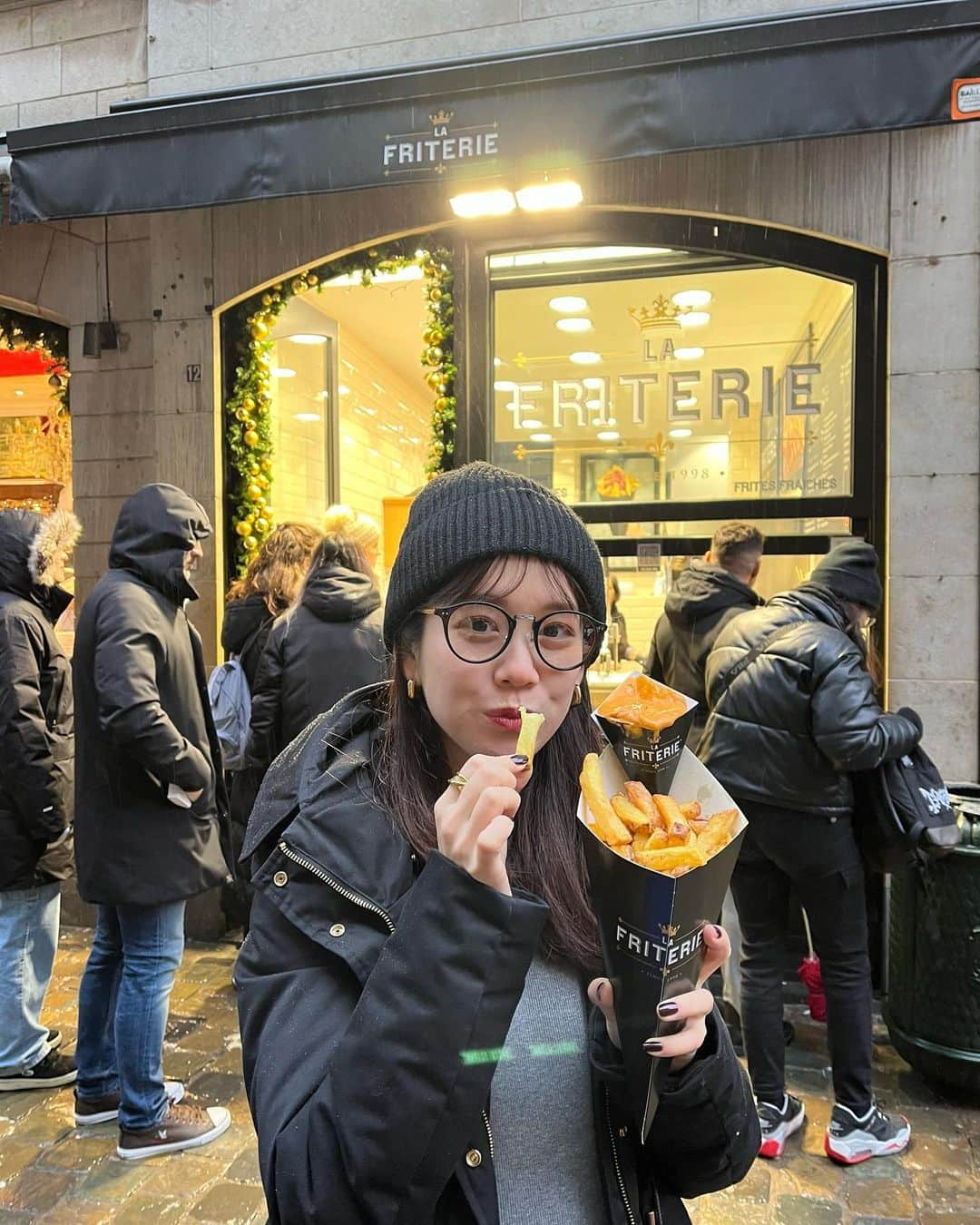 kitamayuuさんのインスタグラム写真 - (kitamayuuInstagram)「Belgium🇧🇪  美味しいものがたくさんなベルギー🍺🧇🍫 グランプラス広場は圧巻だった！♡ もっと行きたいところはあったけど満足旅！ また機会があれば行きたいなあ。  旅行前日まで久々の熱でぶっ倒れてた私。 美味しいものが多いのに鼻詰まりで味のしない 食事ばかりしていた旦那。😂 息子は鼻垂れ小僧🤧 絶不調家族やったけど、いい思い出！💕 また再来週も旅行！！(詰め込みすぎ問題) 今度こそ体調整えたい🥹  #美食の街 #ブリュッセル #ヨーロッパ旅 #ベルギー旅行 #ベルギー #Belgium #ケルン」12月11日 21時08分 - kitamayuu