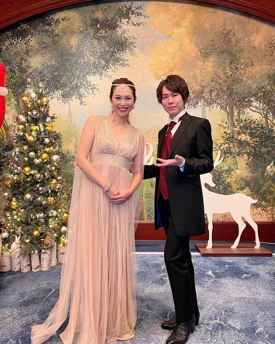 翠千賀さんのインスタグラム写真 - (翠千賀Instagram)「デヴィ夫人のクリスマスチャリティコンサート。 楽しい会で歌わせていただきありがとうございました！  #下司愉宇起 さん #デヴィ夫人　#クリスマスパーティー  #ウェスティンホテル東京」12月11日 21時09分 - chika.midori