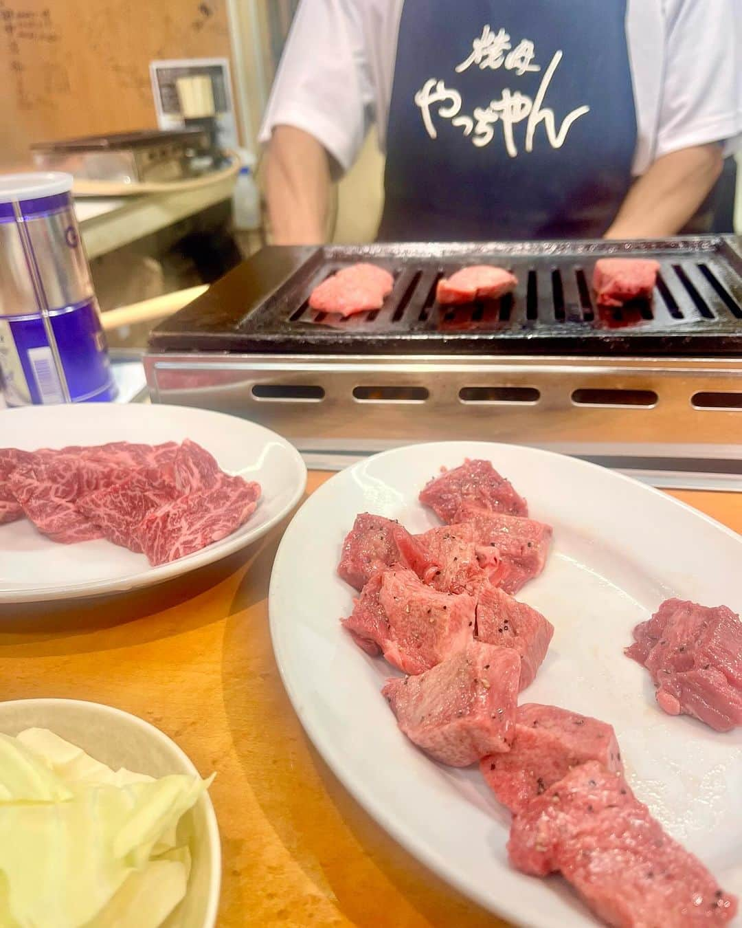 永倉由季さんのインスタグラム写真 - (永倉由季Instagram)「. . 【美味すぎる肉デビュー✨】 　　 　　　　　　　　 全て終わったと同時に 急にグッタリきて皆んな放心状態…笑 　　 　　　 そんな時 　　　　　　 念願だった京橋の人気焼肉店  『やっちゃん』初体験👏 　　 　　　　　　　　 生で食べられるほど上質なお肉で お値段もお手頃♪ ⁡ 　　　　　　　 はじめましての店主の相談と(笑) 都市伝説的な話しがめっちゃ面白かった。 　　 ⁡ 美味しいので オススメ中のオススメーーーーーッ！！！！ ⁡ ⁡ #焼肉 #焼肉やっちゃん  #焼肉やっちゃん京橋店  #焼肉好きな人と繋がりたい  #肉好きな人と繋がりたい  #京橋グルメ  #美味しいもの好きな人と繋がりたい  #都市伝説  . ⁡ . . ▶︎アメブロ更新　↓プロフリンクから　　　　　　　　　　　　　　　@yuki_nagakura67 ⁡ ✼••┈┈┈┈┈┈┈┈┈┈┈┈┈┈┈┈••✼  　　　　　 ▶︎アナウンサー・プライベート用Instagram @yuki_nagakura67 ⁡ ▶︎ブランディング用/魅せ方・伝え方・オススメ @yuki_nagakura_brushup_salon ⁡ ✼••┈┈┈┈┈┈┈┈┈┈┈┈┈┈┈┈••✼ ⁡ ⁡ #永倉由季 #フリーアナウンサー #司会者 #顔タイプ診断 #顔タイプアドバイザー #アナウンサー #気軽にフォローしてください ___________________________」12月11日 21時12分 - yuki_nagakura67