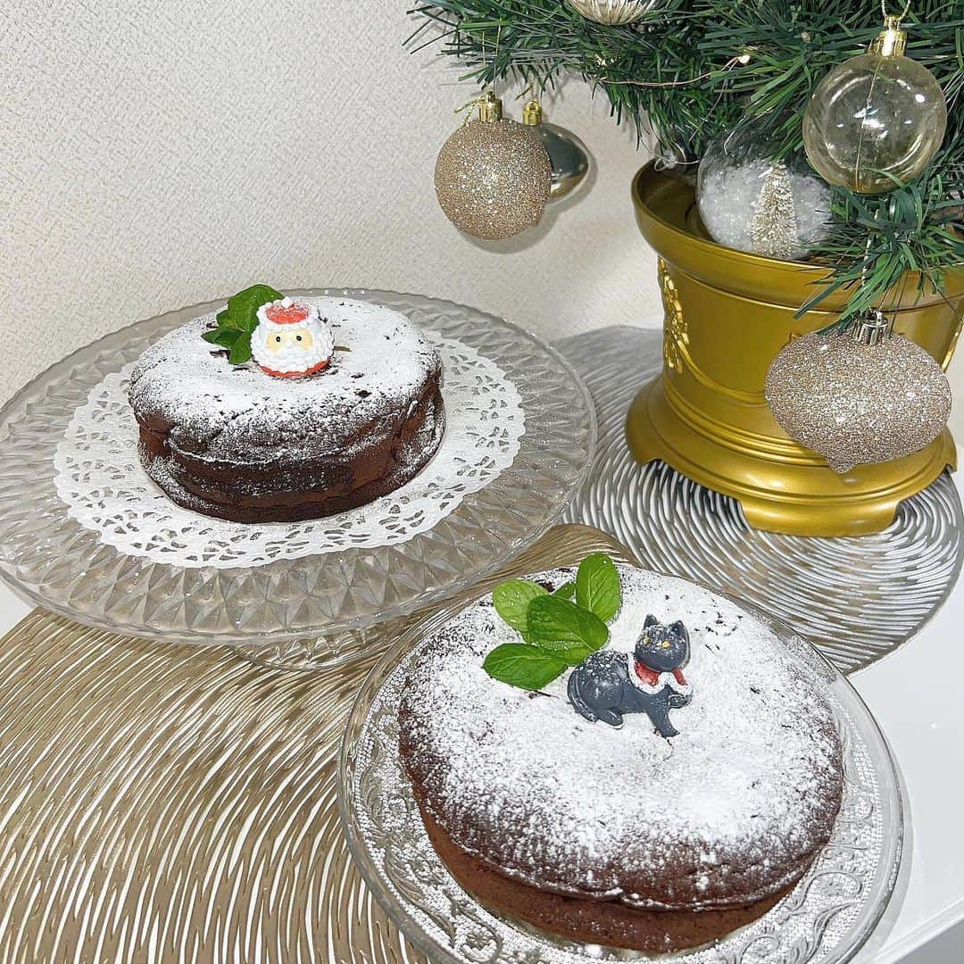 猪子れいあのインスタグラム：「去年作ったクリスマスケーキはガトーショコラ🎅🏻🍫 今年ももちろん作るよ。  2.3.4枚目は10月頃の写真。  4.5枚目は去年の今頃の写真！  もう12月なのに今年は雪が何も無い…！ 気温は低いから寒いけど⛄️   #instagood #クリスマスケーキ #クリスマスケーキ手作り  #ガトーショコラ作り  #ガトーショコラ  #クリスマスケーキ2023」