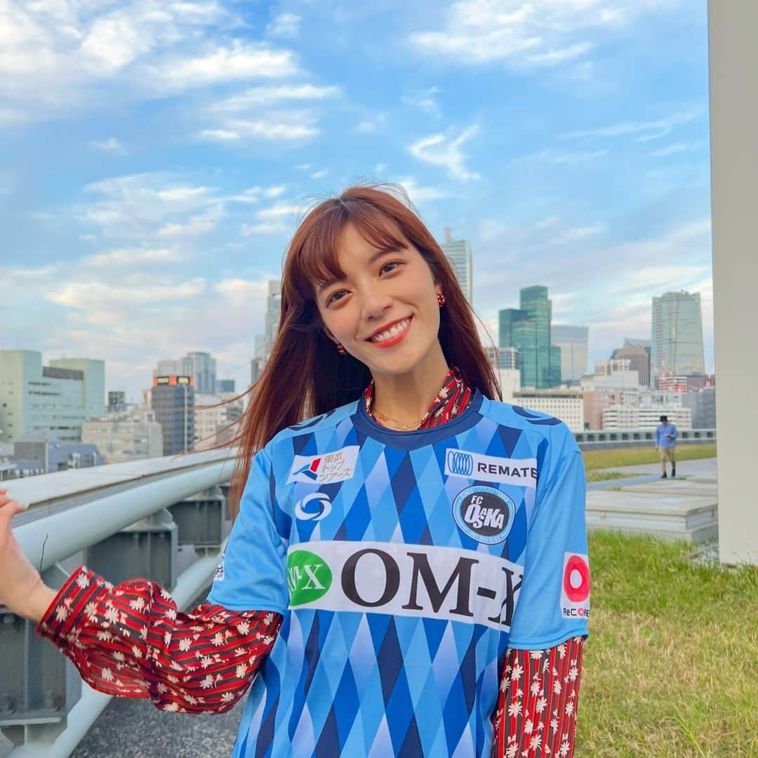 三谷紬のインスタグラム：「🩵💙 ラブＪファミリー、 霜降り明星・せいやさんの地元、 東大阪のサッカーチーム！ #fc大阪 のユニフォームです⚽️ 青色のグラデーションカラーが可愛いですよね。 東大阪市花園ラグビー場・壁面の格子模様がベースらしく！ 地元愛に溢れたデザインも素敵です！ * #fc#football#footballclub#jリーグ#j#リーグ#jleague#league#soccer#j3#3#大阪#osaka#東大阪#ユニフォーム#ユニフォーム女子#uniform#ラブjリーグ#テレビ朝日#アナウンサー#三谷紬」