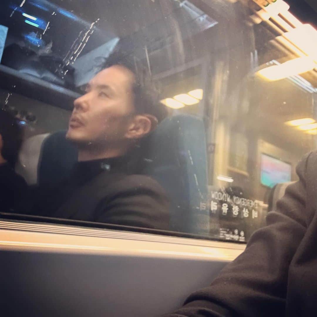 キム・ジソクさんのインスタグラム写真 - (キム・ジソクInstagram)「차오르는 이 갬성 🤦🏻‍♂️」12月11日 21時17分 - kimjiseok16