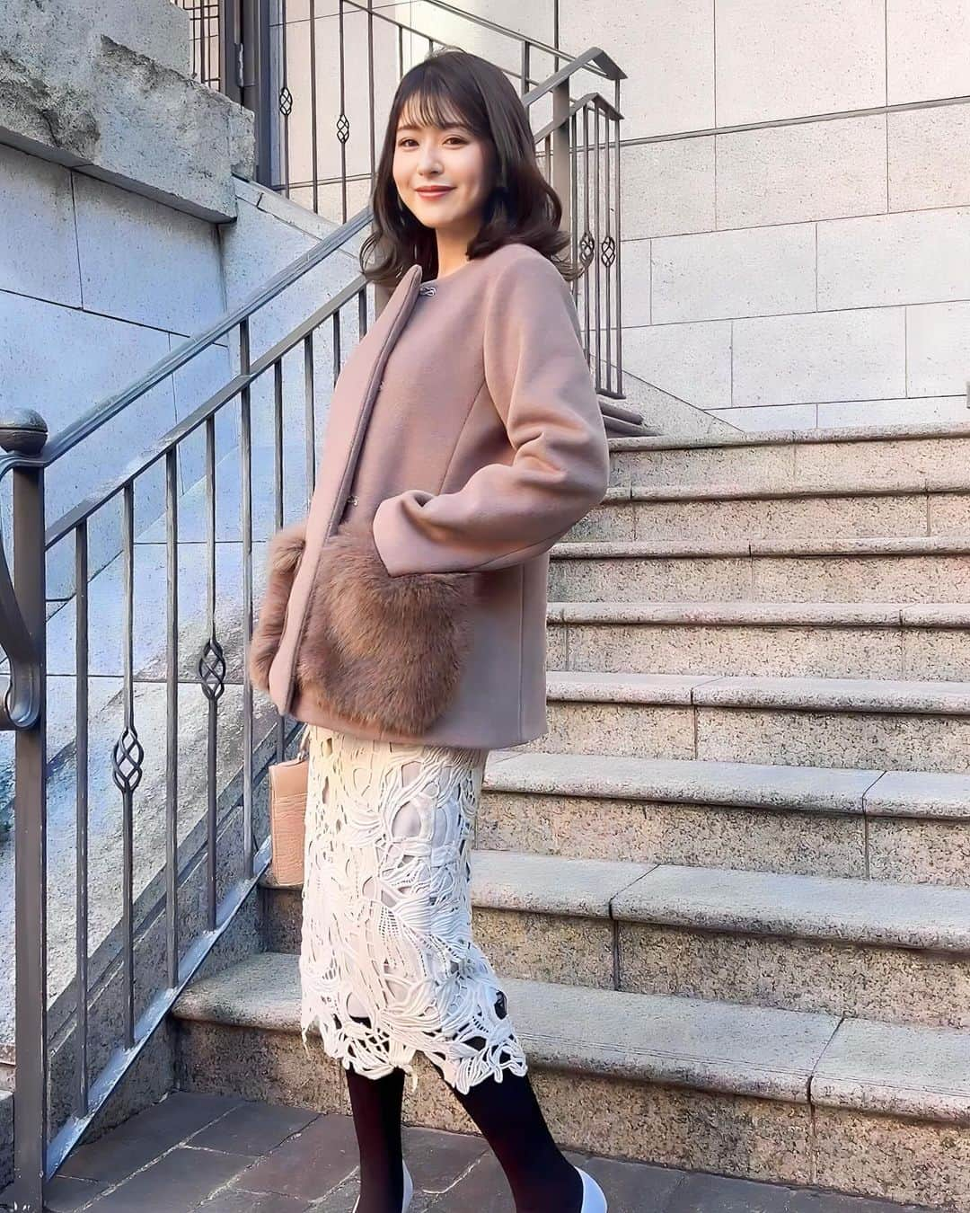 みゆこさんのインスタグラム写真 - (みゆこInstagram)「推しカラー🧥着てみた♡ ⁡ 大人気ですぐに完売してしまった、 @feerichelu  のポケットファーコート☺️ 私はこの冬、モカが1番好みかも🫶 ⁡ 赤み寄りのブラウンでとっても上品🧸 ふわふわのフェイクファーのポケットで 手袋要らずのあたたかさだよ🤫✨️ ⁡ ⁡ #FEERICHELU#フェリーシェル#コートコーデ#アウターコーデ#通勤コーデ#秋冬コーデ#冬コーデ#フェイクファー#アラサーファッション#30代コーデ#レーススカート#OLコーデ#推しカラー#私の推し」12月11日 21時20分 - miyuco.t