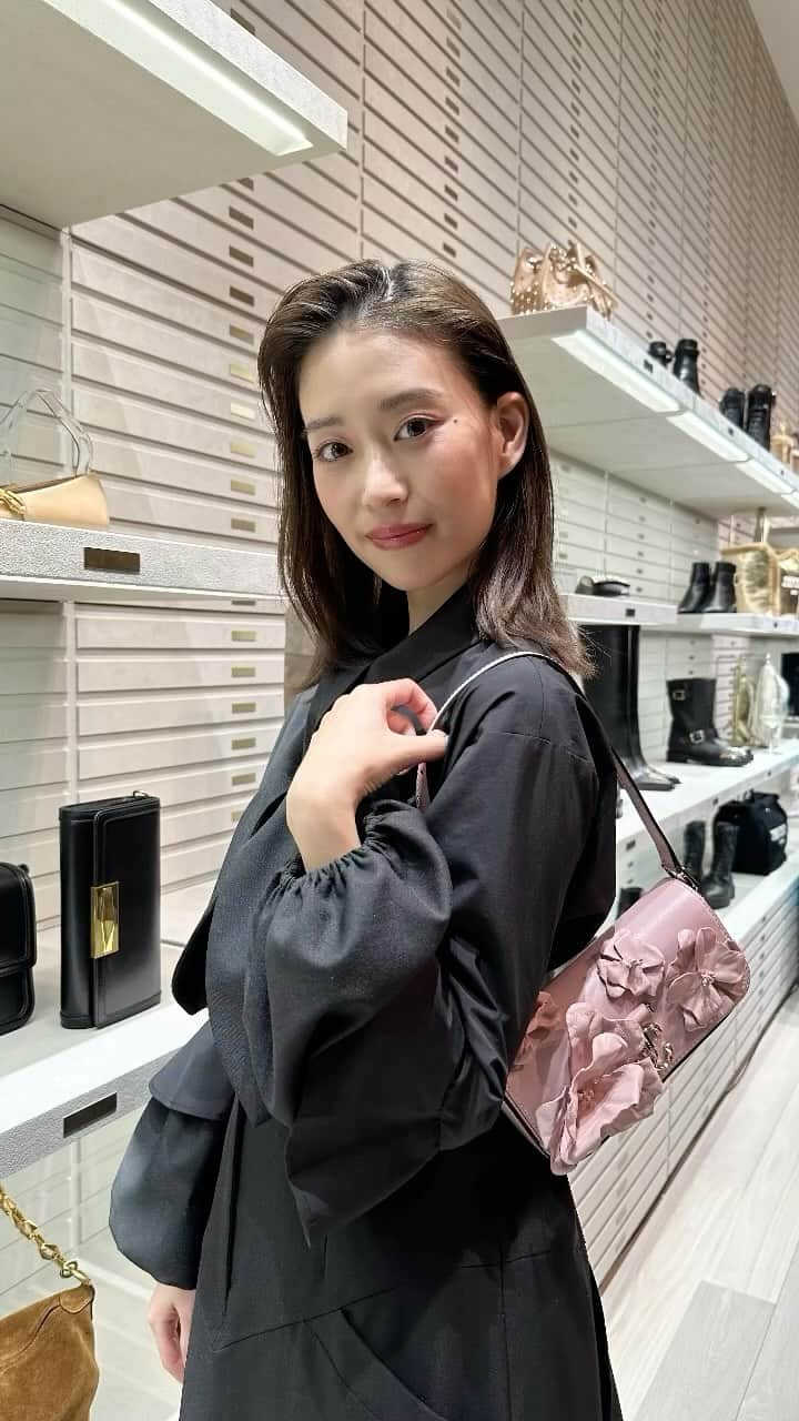 Numero TOKYOのインスタグラム：「JIMMY CHOO GINZA CONCEPT STORE をオープン！  人気セレブリティが多数来場しオープンを祝福✨ 会場では三吉彩花、森川葵らをキャッチ！  #numerotokyo #magazine #mode #fashion #art #culture #beauty #lifestyle #people #photo #tokyo #JIMMYCHOO  #ジミーチュウ #三吉彩花 #森川葵」