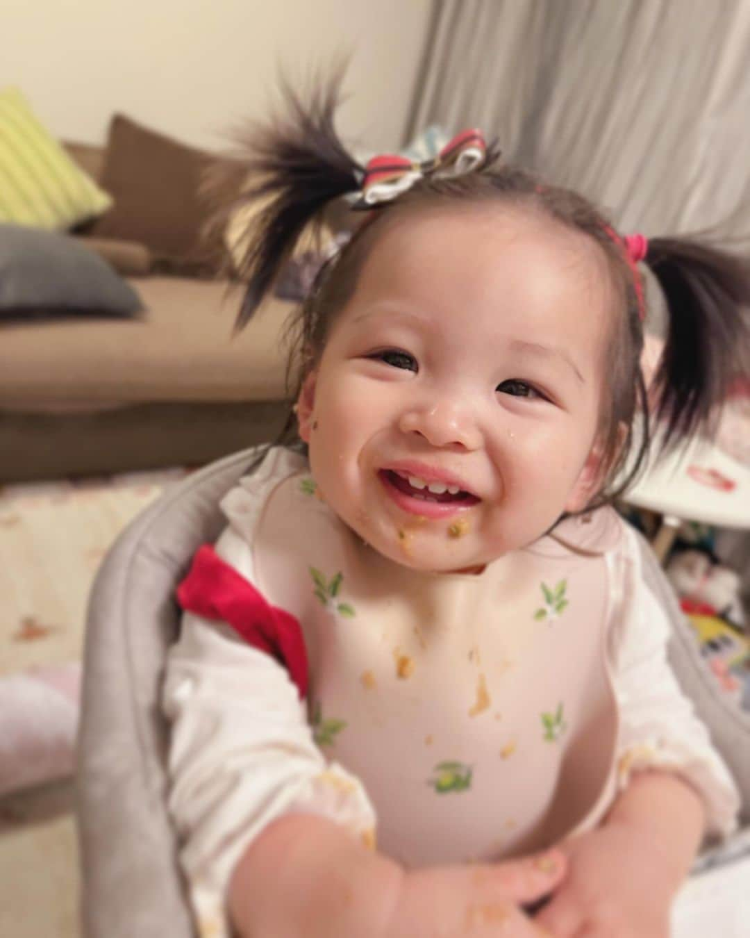 横町ももこのインスタグラム：「💖  娘ちゃん、 今日で11ヶ月になりました👶🌸  歯も5本生えて、食べれるものも増えてきて 今のところ好き嫌いなくなんでもよく食べています🍴✨  今は9ヶ月〜と12ヶ月〜のベビーフードを ランダムに食べさせているよ😋💞  今日のディナーはカインデストの鶏とトマトのリゾット風がゆ🐓🍅  毎回、カインデストのベビーフードは どれも美味しそうに自分から手を伸ばして食べています😋✨  お顔や手やお洋服が汚れても、 美味しそうに食べてくれる姿で 全部許せちゃうの☺️💗  #PR @thekindest_official  #カインデスト　#thekindest  #赤ちゃんからの食育  #離乳食　#離乳食後期 #離乳食かみかみ期 #かみかみ期 #ベビーフード #11ヶ月ベビー #女の子ベビー #令和5年ベビー #新米ママ #子育てママ #女の子ママ #ベビーモデル #ブロガー　#インフルエンサー #ママインフルエンサー #フリーランスモデル  #公式たまひよグラマー  #横町ももこ」