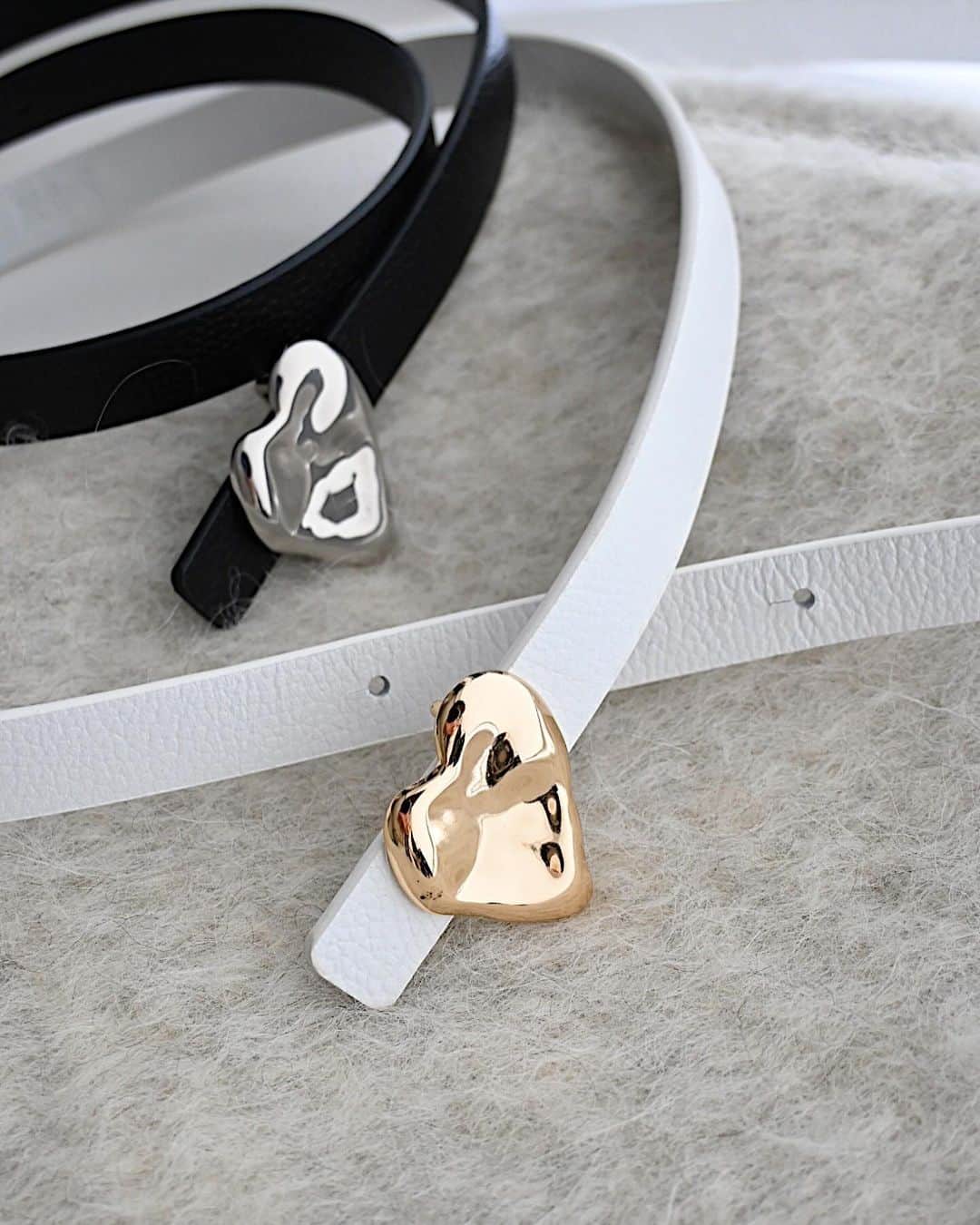 chieko6さんのインスタグラム写真 - (chieko6Instagram)「12/13wed 21:00 予約開始 新作noble ribbon series  necklace ring bangle pierce/earring   商品詳細アップしました。オススメのシリーズ。 necklaceは粒のグラデーションが本当に美しく、 甘くないリボンがアクセント。  —————————  オールホワイトをしたくなる季節🦙🕯️  ホワイトのジレは @newans.official  アルパカとモヘアのふんわり感がかわいいし、あったかい。 0サイズ着用。  ベルトは　@nabel_official_belt  ハートのモチーフがかわいい　@hiros23 さんコラボ♡  @chieko_official のオリガミサンカクは1月末から2月に再販予定です。」12月11日 21時27分 - chieko6