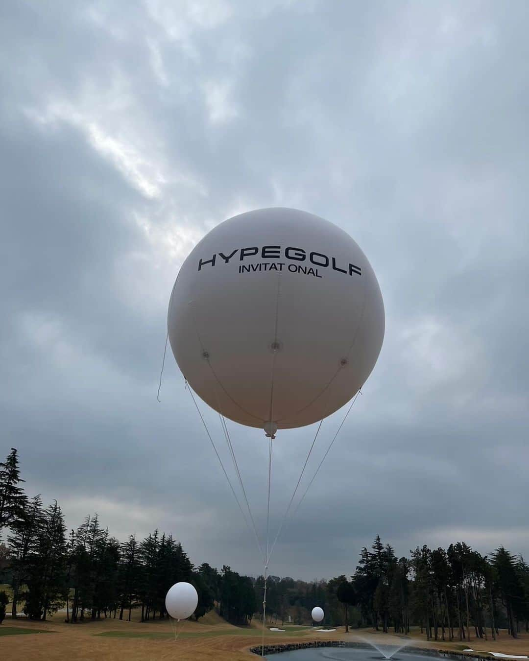 マギーさんのインスタグラム写真 - (マギーInstagram)「今日は、 @hypegolf の第３回目のイベントへ！ 初めての3チームスクランブル方式で楽しかった〜 チームプレーだとお喋りしながら回れるからいい⛳️👍✨  @glo.japan  @astonmartinjapan   ウェアは @rufflog  帽子は 前にバイマとかで買った韓国のやつだよ〜」12月11日 21時31分 - maggymoon