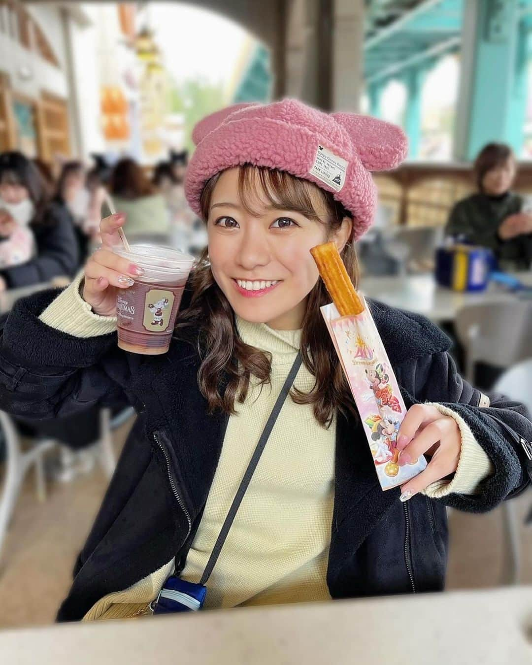 福本愛菜のインスタグラム：「ディズニーシー🌏✨ 乗りたかったアトラクション全部乗れて、限定ドリンクも何種類も堪能して、いっぱい写真撮ってゆっくり楽しめました🤭❤️  観たかったビリーヴも観れて大満足🥺💖  ミッキーミニーとも会えてテンションあがりまくったよ🥺❤️❤️❤️ 夢の国の余韻ってほんまにすごい👏  新エリアできたらまた来たいなあ🤭💖  #ディズニーシー #ディズニー #Disney #disneysea #🌏 #ビリーヴシーオブドリームス #ショー #ミッキー #ミニー #40周年 #40周年ディズニー #バケーションパッケージ #夢の国 #幸せ #最高 #❤️」