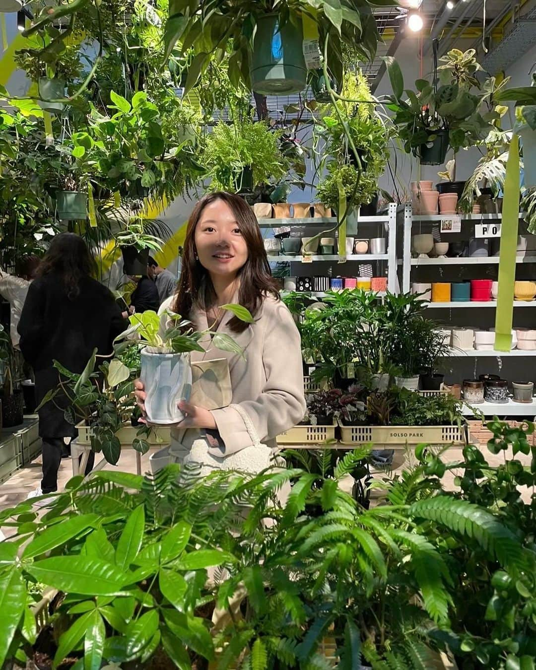 竹崎由佳さんのインスタグラム写真 - (竹崎由佳Instagram)「. 初めての観葉植物をゲット🪴 植木鉢とグリーンの組み合わせをあれこれ考えていたら、あっという間に1時間半経っていました...！ 結局パッと目についてときめいたフィロデンドロン・シルバーメタルに決定✨（名前絶対覚えられへん🤷‍♀️）  部屋の中に緑、もっと増やしたくなってきたー！！」12月11日 21時34分 - yuka__takezaki