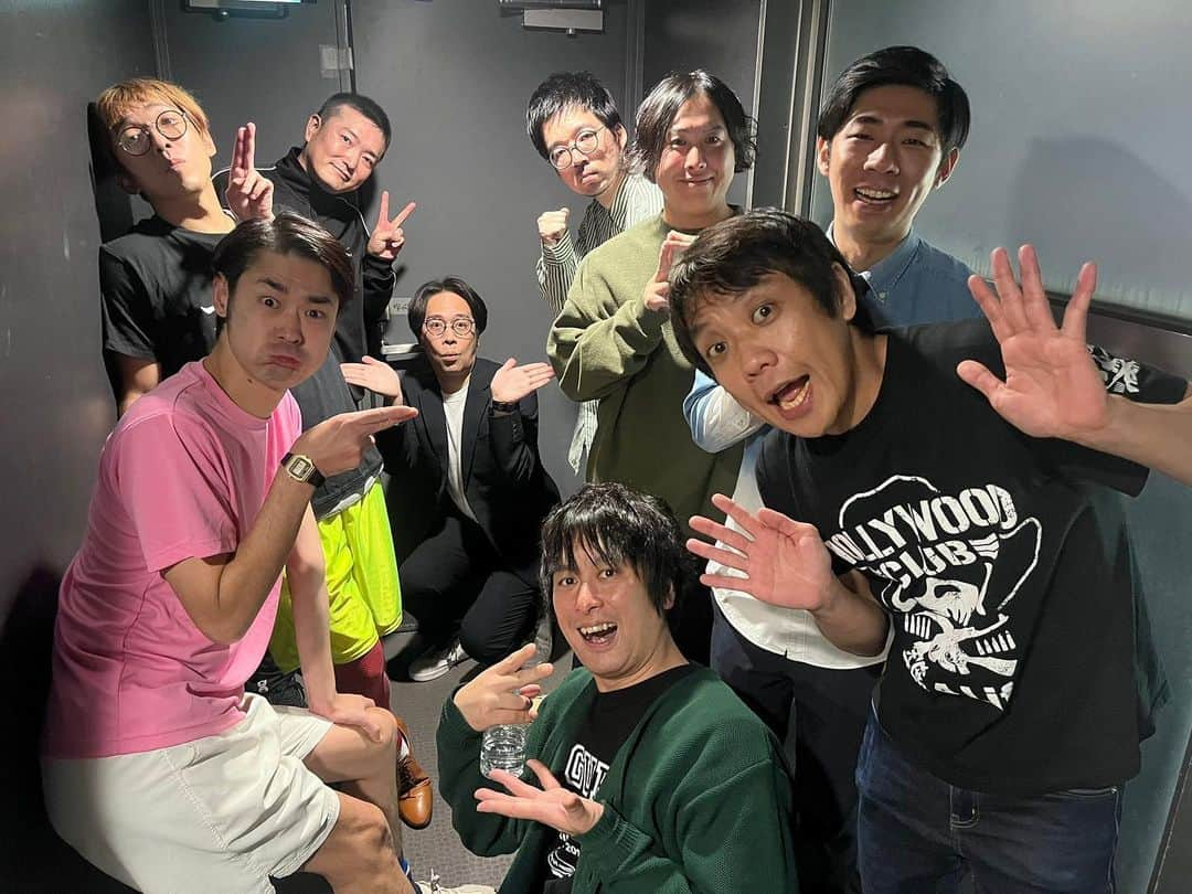 岡部さんのインスタグラム写真 - (岡部Instagram)「. かたつむりや団の目指せ！おじさんチャンピオン！ゲストにトンツカタン終了！  ご来場してくれた方ありがとう！  ↓配信は12月13日12時まで！是非🍑  x.gd/I1uDi  帰りに林、や団本間、トンツカタン森本、ピーチでレインボー池田のとこ行ってきた🚗  まず周り表参道なイルミネーションきらきらね。  で、、 すっっご！うっわ！オシャレ！これに尽きる。 皆もGoだ！  いつも久々のインスタ投稿なっちまう、これだからおじさんはやだよな！  #makeumor」12月11日 21時37分 - okabeccinyo