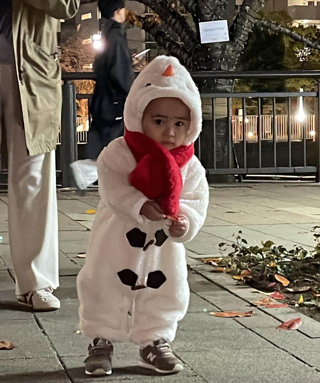 神田咲凛さんのインスタグラム写真 - (神田咲凛Instagram)「オラフDAYでした⛄️♥️ チビオラフ氏みんなに手振ってた👋笑 . . . . . . . . . . . . . . . . #赤ちゃんコーデ#ベビー服#赤ちゃん服#ベビーコーデ#恵比寿ガーデンプレイス #ガーデンプレイス#赤ちゃんのいる生活 #赤ちゃんのいる暮らし #赤ちゃんとお出かけ #ママライフ#ママコーデ#ママファッション」12月11日 21時38分 - t12345vxq