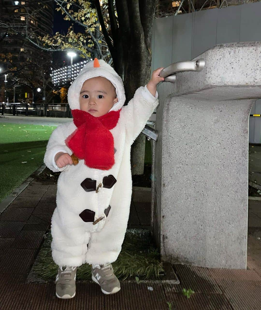 神田咲凛さんのインスタグラム写真 - (神田咲凛Instagram)「オラフDAYでした⛄️♥️ チビオラフ氏みんなに手振ってた👋笑 . . . . . . . . . . . . . . . . #赤ちゃんコーデ#ベビー服#赤ちゃん服#ベビーコーデ#恵比寿ガーデンプレイス #ガーデンプレイス#赤ちゃんのいる生活 #赤ちゃんのいる暮らし #赤ちゃんとお出かけ #ママライフ#ママコーデ#ママファッション」12月11日 21時38分 - t12345vxq