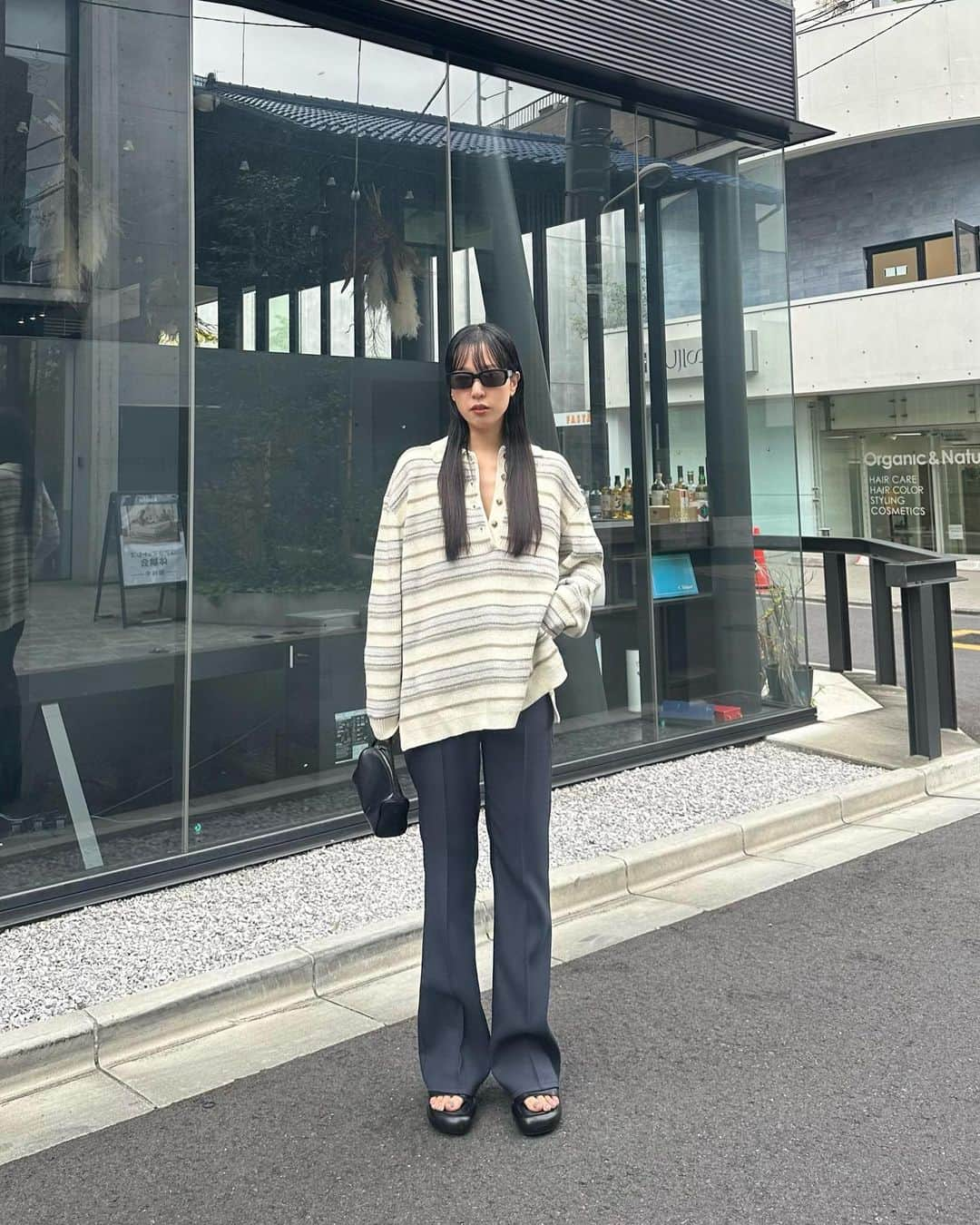 AICOさんのインスタグラム写真 - (AICOInstagram)「24SS先行予約アイテムのご紹介です。  MULTI BORDER KNIT POLO TOPS ヴィンテージ感のあるマルチボーダーを表現しました。色合いもとても綺麗な配色で、編み柄は立体的な変形柄に仕上げています。フロントの深い明きも抜け感があり好きです。 #clane#24SS先行予約会」12月11日 21時44分 - aico00000