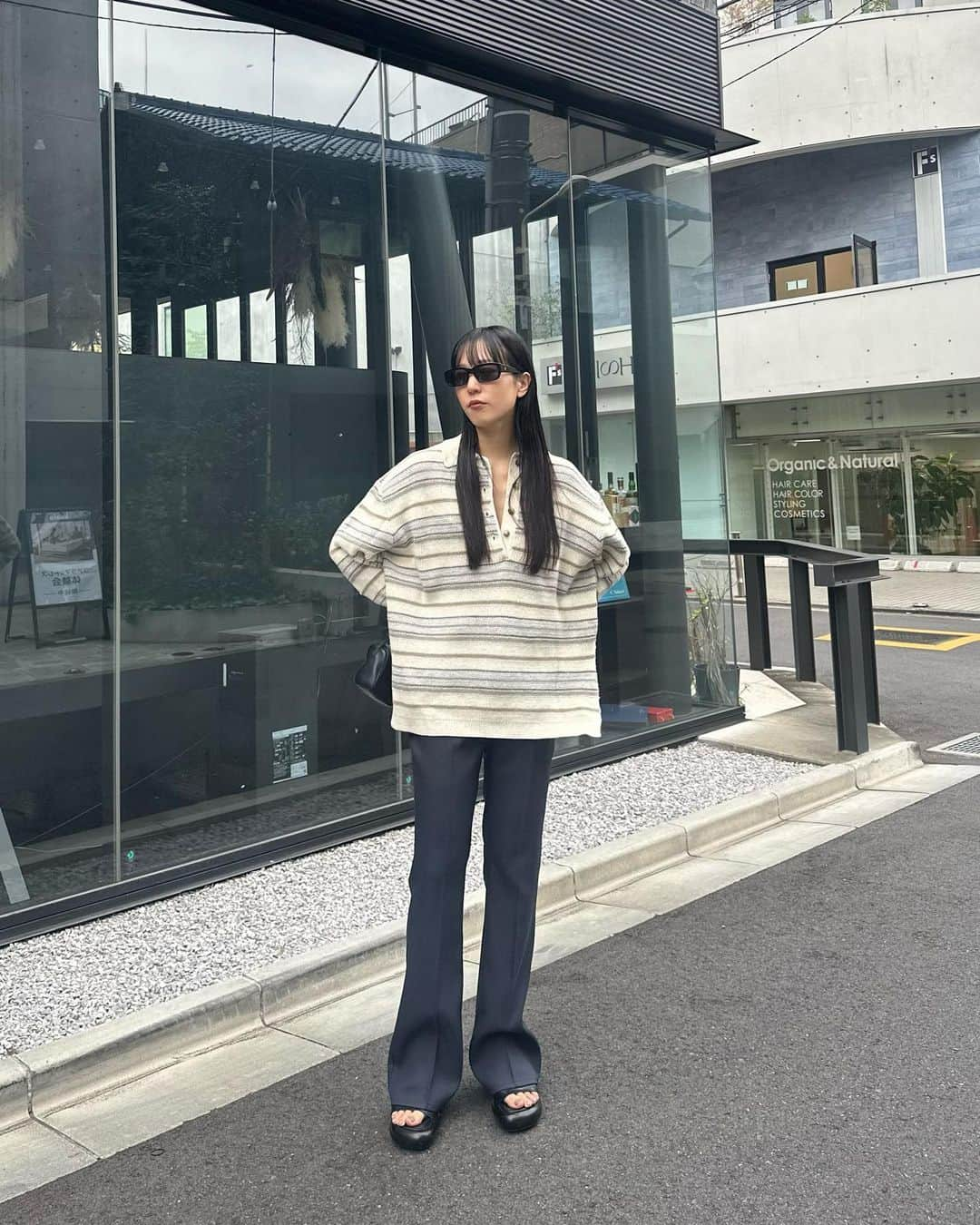 AICOさんのインスタグラム写真 - (AICOInstagram)「24SS先行予約アイテムのご紹介です。  MULTI BORDER KNIT POLO TOPS ヴィンテージ感のあるマルチボーダーを表現しました。色合いもとても綺麗な配色で、編み柄は立体的な変形柄に仕上げています。フロントの深い明きも抜け感があり好きです。 #clane#24SS先行予約会」12月11日 21時44分 - aico00000