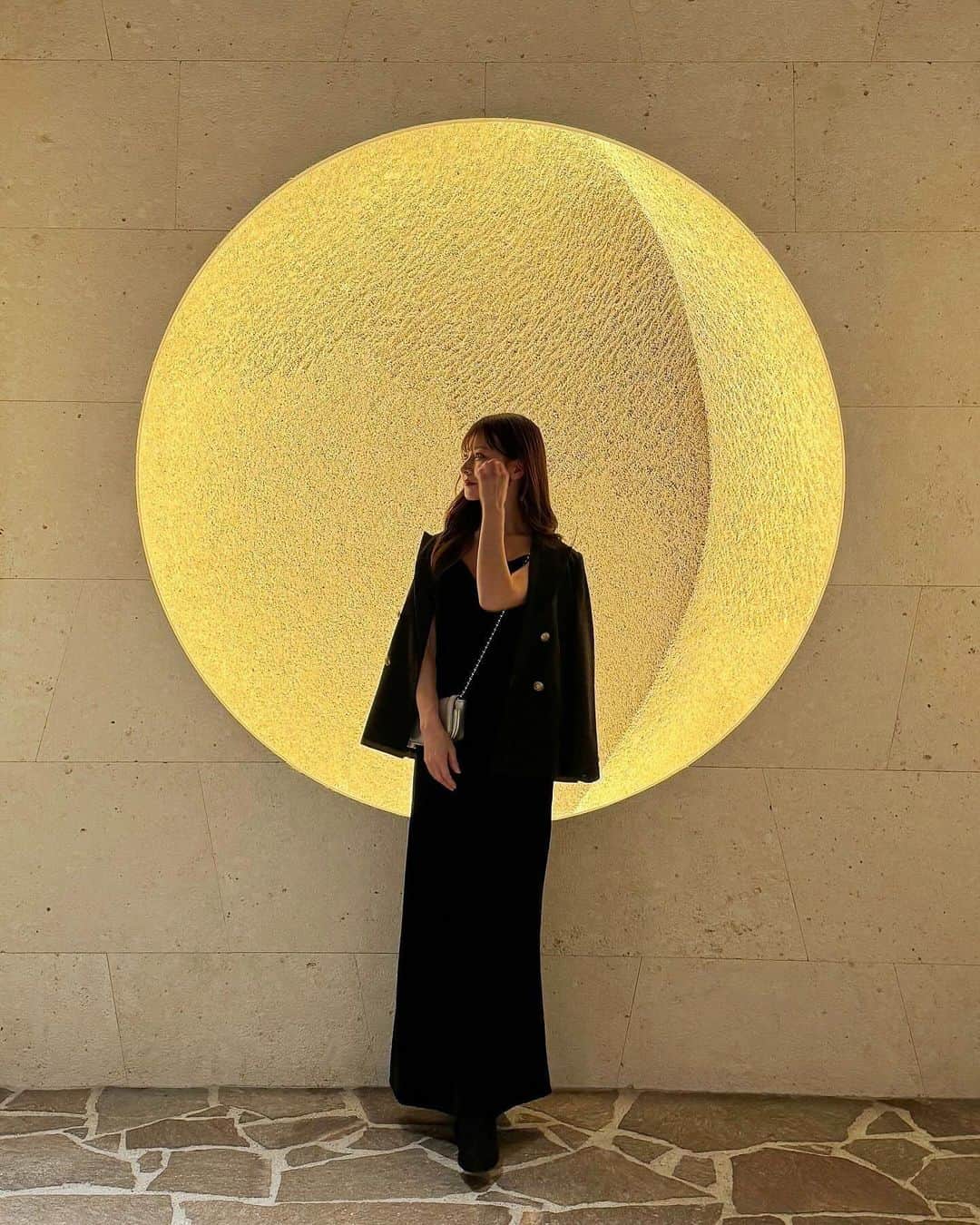 工藤はるかのインスタグラム：「沖縄でのディナーは、少し大人っぽく🖤🐈‍⬛ (アクセサリー全忘れしたのが心残り😂)  沖縄でも大活躍だったmini bag✨ @shopheeari_jp」