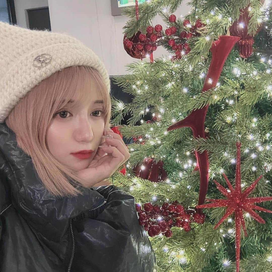 星名美怜さんのインスタグラム写真 - (星名美怜Instagram)「🖤🖤🖤 . クリスマスってめっちゃ好き♡  街が可愛くなるからすごく好き！  これはすごくあったかい室内で 寒そうに見えた方がかわいいという 友達のディレクションでコート着た笑 . #mireinsta #星名美怜 #みれいと韓国  #クリスマス #クリスマスツリー #xmas #christmastree  #韓国おすすめホテル #ソウルおすすめホテル #韓国ホテル #ソウルホテル #ソウルホテルおすすめ #韓国旅行 #渡韓記録 #渡韓レポ  #한국 #여행 #여행기록 #한국여행 #여행스냅」12月11日 21時47分 - hoshina_mirei_official