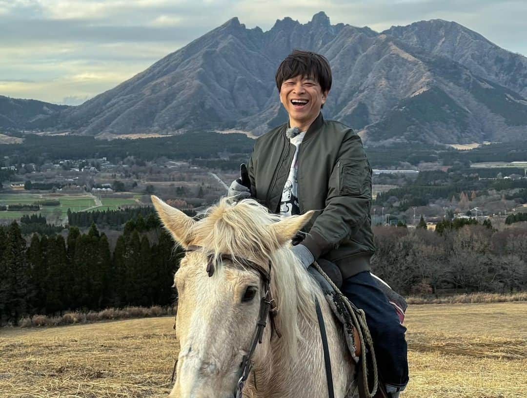 武田真一さんのインスタグラム写真 - (武田真一Instagram)「熊本県民テレビの皆さんが、また私の旅の番組を作ってくれました。 今度はふるさと阿蘇・南郷谷です。 KKTの皆さんは真心と優しさにあふれ、楽しく心癒される旅でした。本当に有難うございます。 熊本地震から７年。復興へ歩み続ける皆さんの笑顔にもお会いできました。その様子は、また後で！！ ちなみに私が乗っているのは、とてもおとなしいパンサー号。 冬枯れの阿蘇山で、パンサーの背中が暖かかったです。  ☆放送は大晦日の予定です！！」12月11日 21時47分 - raspberrydrops