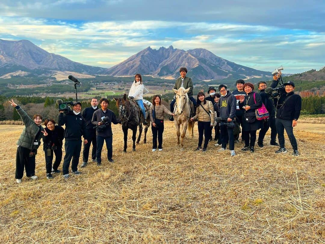 武田真一のインスタグラム：「熊本県民テレビの皆さんが、また私の旅の番組を作ってくれました。 今度はふるさと阿蘇・南郷谷です。 KKTの皆さんは真心と優しさにあふれ、楽しく心癒される旅でした。本当に有難うございます。 熊本地震から７年。復興へ歩み続ける皆さんの笑顔にもお会いできました。その様子は、また後で！！ ちなみに私が乗っているのは、とてもおとなしいパンサー号。 冬枯れの阿蘇山で、パンサーの背中が暖かかったです。  ☆放送は大晦日の予定です！！」