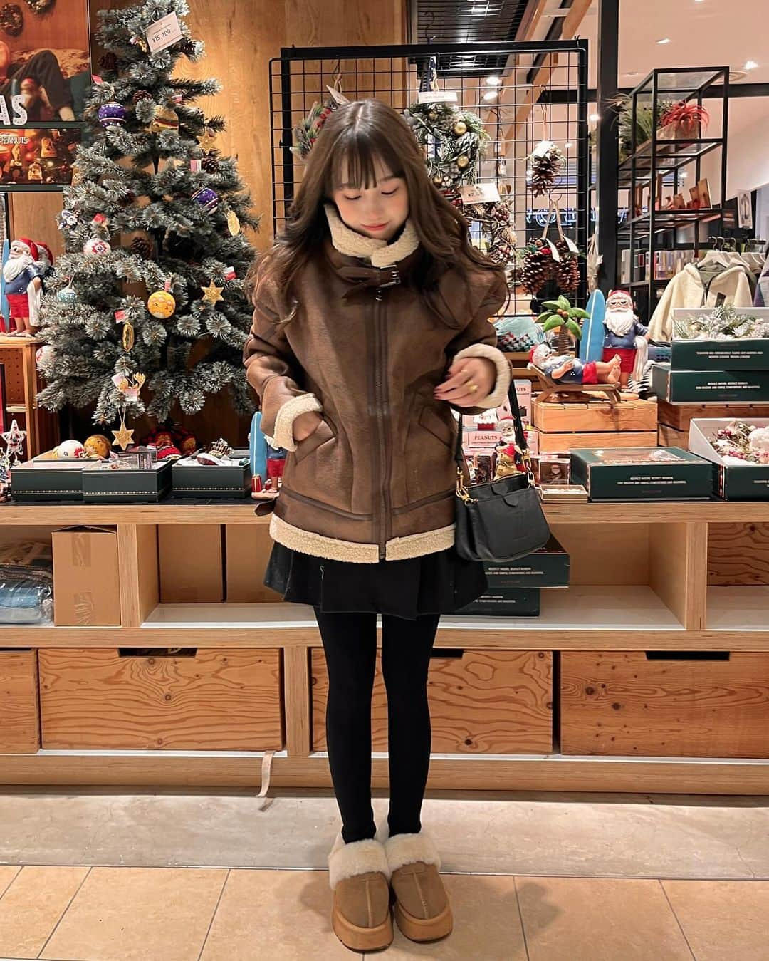 びすこのインスタグラム：「載せてなかったコーデを一挙に.🙋🏻❤️  どのコーデもお気に入りなのに、載せるの躊躇ってたら季節が変わってしまった…  お洋服全部VISCOです😌」