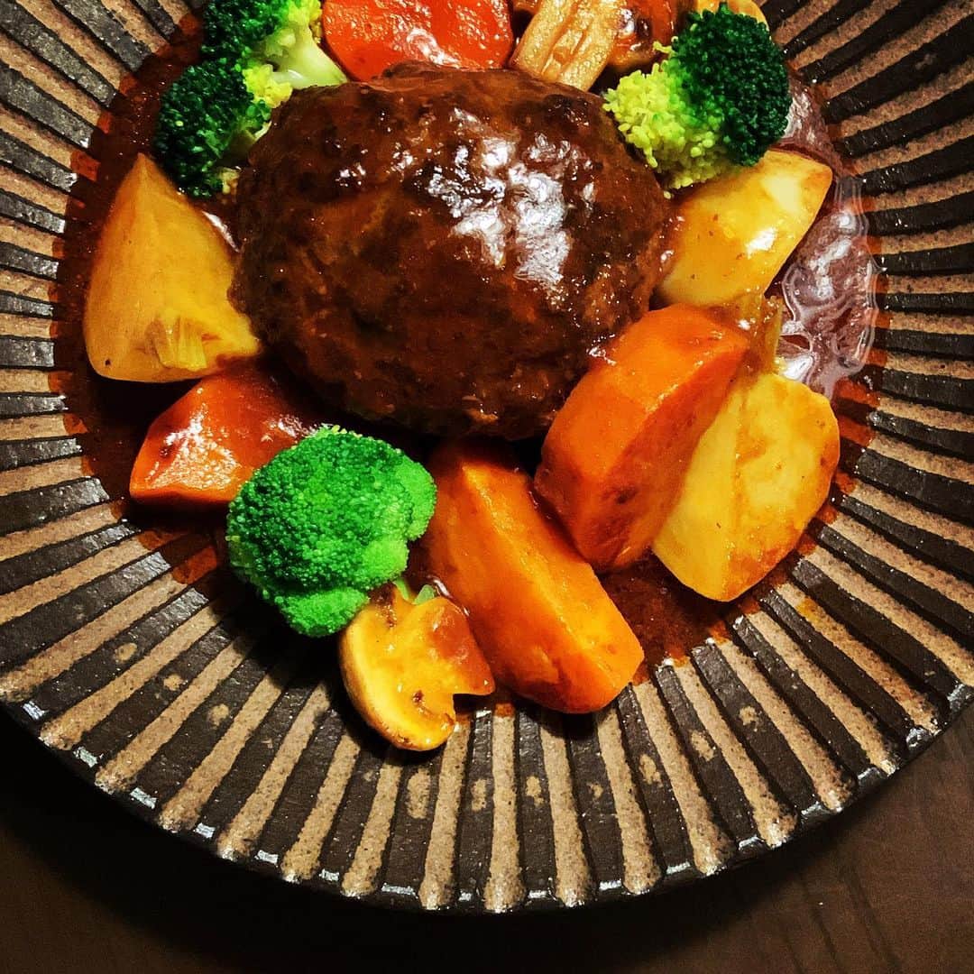 志摩有子さんのインスタグラム写真 - (志摩有子Instagram)「久しぶりに土鍋で煮込みハンバーグ。 焼き付けたハンバーグをトマトジュースとデミグラスソースでふっくらジューシーに。家族が時間差で帰ってきてもすぐに熱々を出せるのがいい。  ところで、明日10時10分頃〜25分 ラジオ日本で吉村民さんがパーソナリティを務めていらっしゃる「sweet!!」に出演させていただきます。生放送です！ よろしければぜひ！  #煮込みハンバーグ #土鍋ごはん #土鍋 @dorakugama @ozawa_motoharu  #ぐるぐる皿」12月11日 21時48分 - ariko418