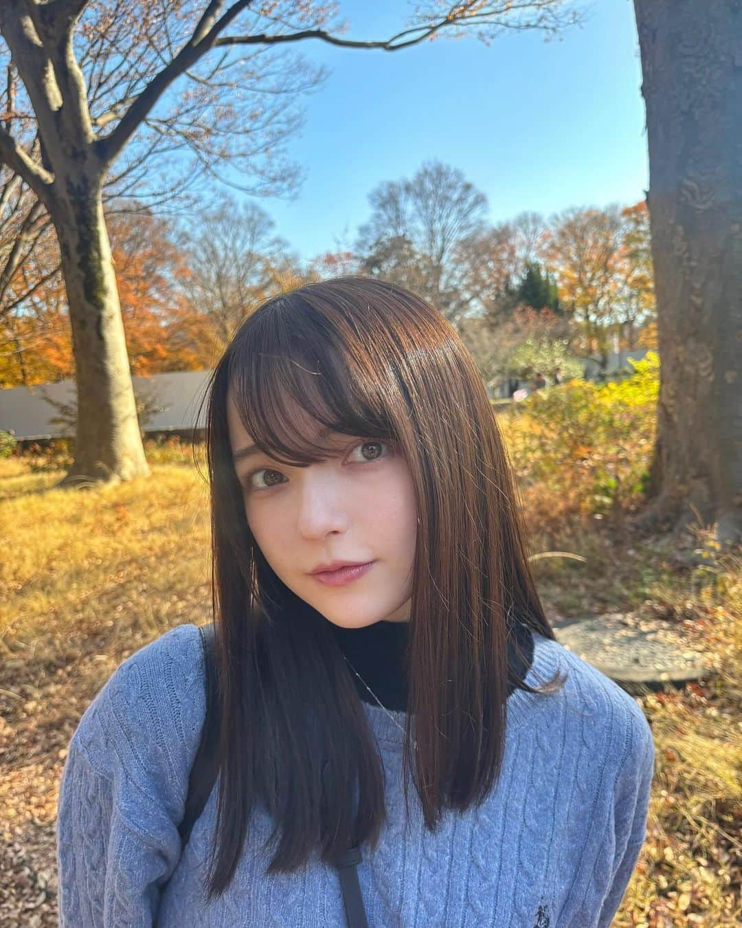 坂巻有紗のインスタグラム：「すっっごくいい天気だった日☀️ 12月なのにこれだけ暖かいのは嬉しい！🥺 ずっとこの気温がいいなぁ🐜  #坂巻有紗  #fashion  #紅葉  #park  #fyp  #00」