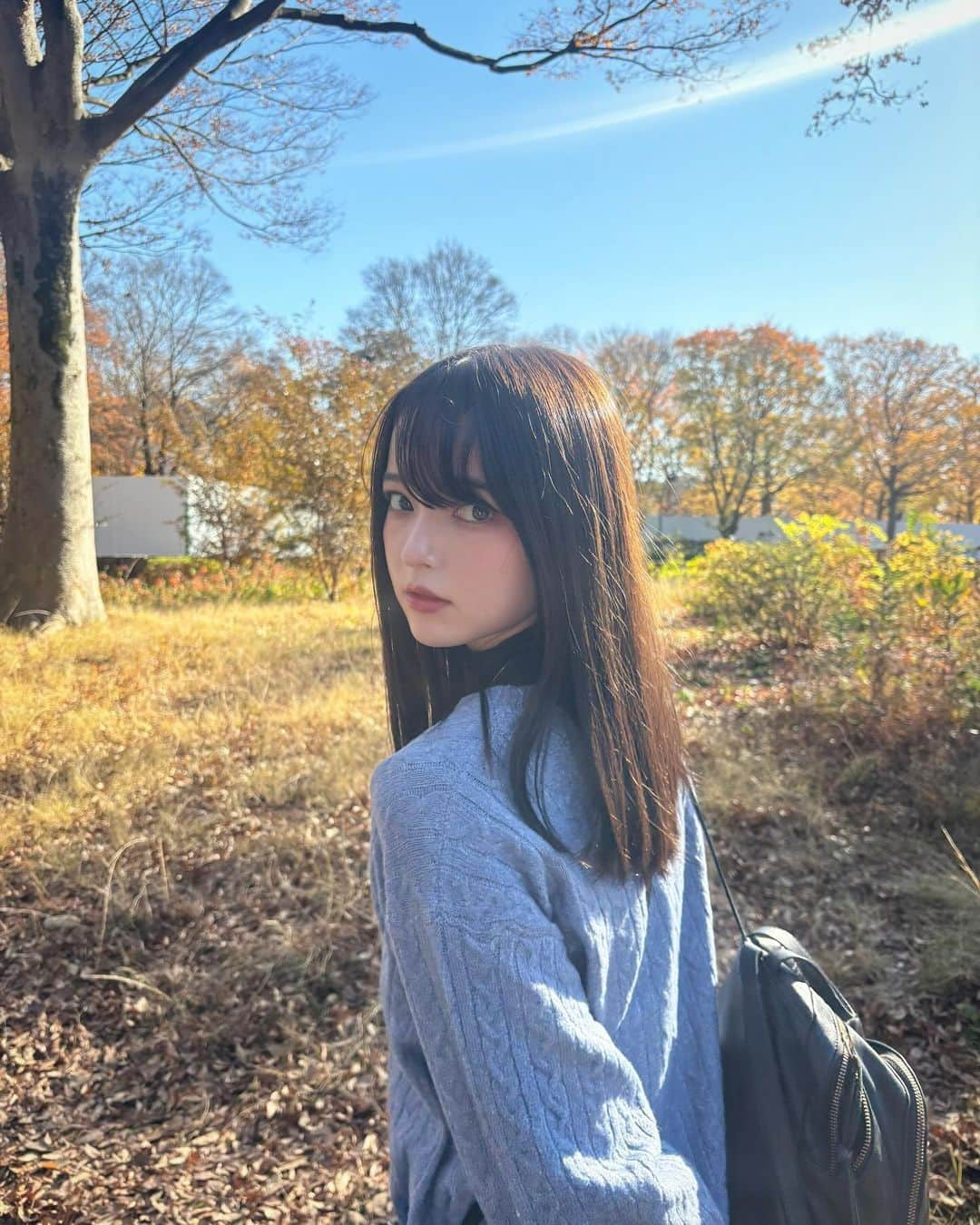 坂巻有紗さんのインスタグラム写真 - (坂巻有紗Instagram)「すっっごくいい天気だった日☀️ 12月なのにこれだけ暖かいのは嬉しい！🥺 ずっとこの気温がいいなぁ🐜  #坂巻有紗  #fashion  #紅葉  #park  #fyp  #00」12月11日 21時59分 - sakamaki.alisa