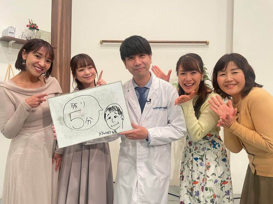 須賀由美子さんのインスタグラム写真 - (須賀由美子Instagram)「今日も #とちぎテレビ #イブ6プラス ご覧いただき ありがとうございました！！ 今日は『昭和』をテーマに盛り上がりました！レトロ喫茶のナポリタンやプリン魅力的でしたね♡ 今日は南田マネージャーも来てくれました♡ そして今日の衣装は #スタイリア 様から #エミリアウィズ 様ご提供のAttrait drape one-piece♡grayのカラーは落ち着いた雰囲気。ハイウエストの切り替えのワンピース。 裾の長さを変えることで、 スタイルアップ効果が期待できるそう！とても上品でクラシカルな印象に。裾は動いた時、綺麗なシルエットで女性らしさを演出できますよー！いつも素敵な衣装ありがとうございます♡ #衣装提供 #テレビ #スタイリア #エミリアウィズ」12月11日 21時51分 - tottiyumi