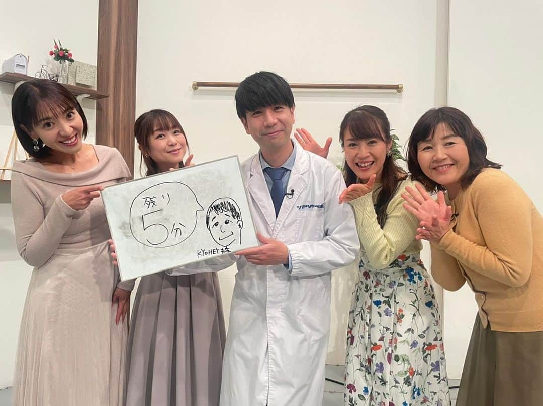 須賀由美子さんのインスタグラム写真 - (須賀由美子Instagram)「今日も #とちぎテレビ #イブ6プラス ご覧いただき ありがとうございました！！ 今日は『昭和』をテーマに盛り上がりました！レトロ喫茶のナポリタンやプリン魅力的でしたね♡ 今日は南田マネージャーも来てくれました♡ そして今日の衣装は #スタイリア 様から #エミリアウィズ 様ご提供のAttrait drape one-piece♡grayのカラーは落ち着いた雰囲気。ハイウエストの切り替えのワンピース。 裾の長さを変えることで、 スタイルアップ効果が期待できるそう！とても上品でクラシカルな印象に。裾は動いた時、綺麗なシルエットで女性らしさを演出できますよー！いつも素敵な衣装ありがとうございます♡ #衣装提供 #テレビ #スタイリア #エミリアウィズ」12月11日 21時51分 - tottiyumi