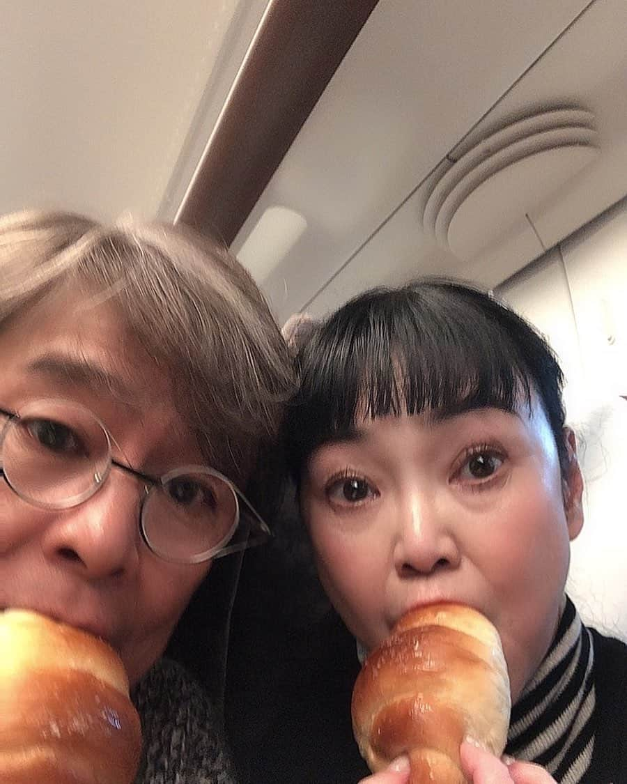 未知やすえさんのインスタグラム写真 - (未知やすえInstagram)「本日、日帰りで東京に2人でお仕事いってきました！ 帰りに塩トリフパンを食べながら帰って来ました。 さぁ明日からのNGK吉田裕座長週のお稽古 頑張るぞー！ #よしもと新喜劇  #内場勝則 #未知やすえ #日帰り #東京」12月11日 21時51分 - michiyasue